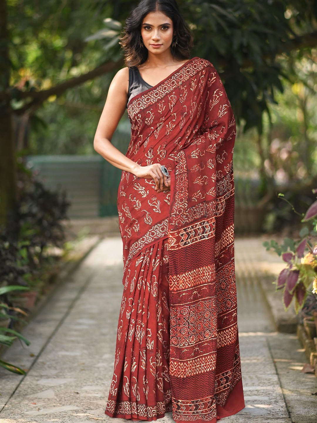 

Unnati Silks Floral Art Silk Handloom Block Print Saree, Maroon