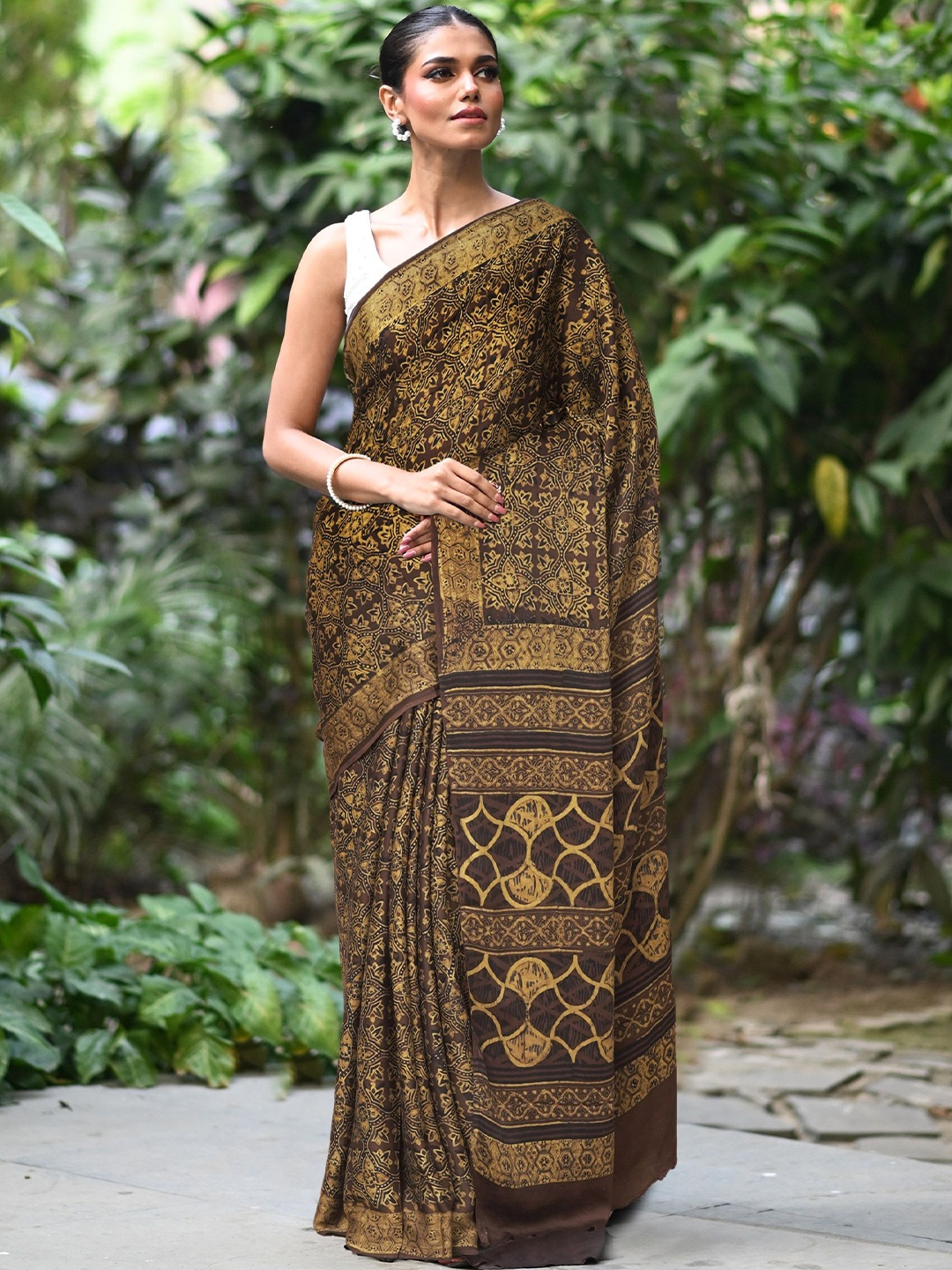 

Unnati Silks Floral Art Silk Handloom Block Print Saree, Brown