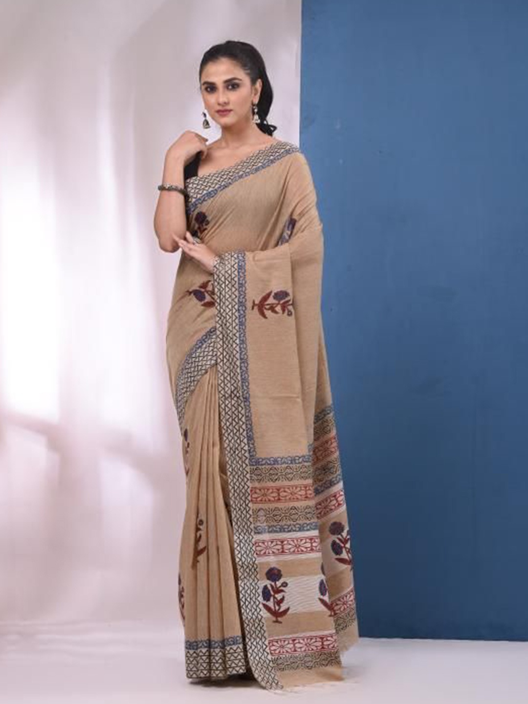

VIBHAVARI Floral Printed Saree with Blouse Piece, Beige