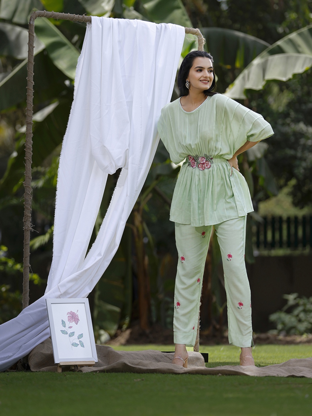 

SUKRUTI DESIGN Floral Embroidered Pure Silk Fit And Flare Tunic With Trousers, Green