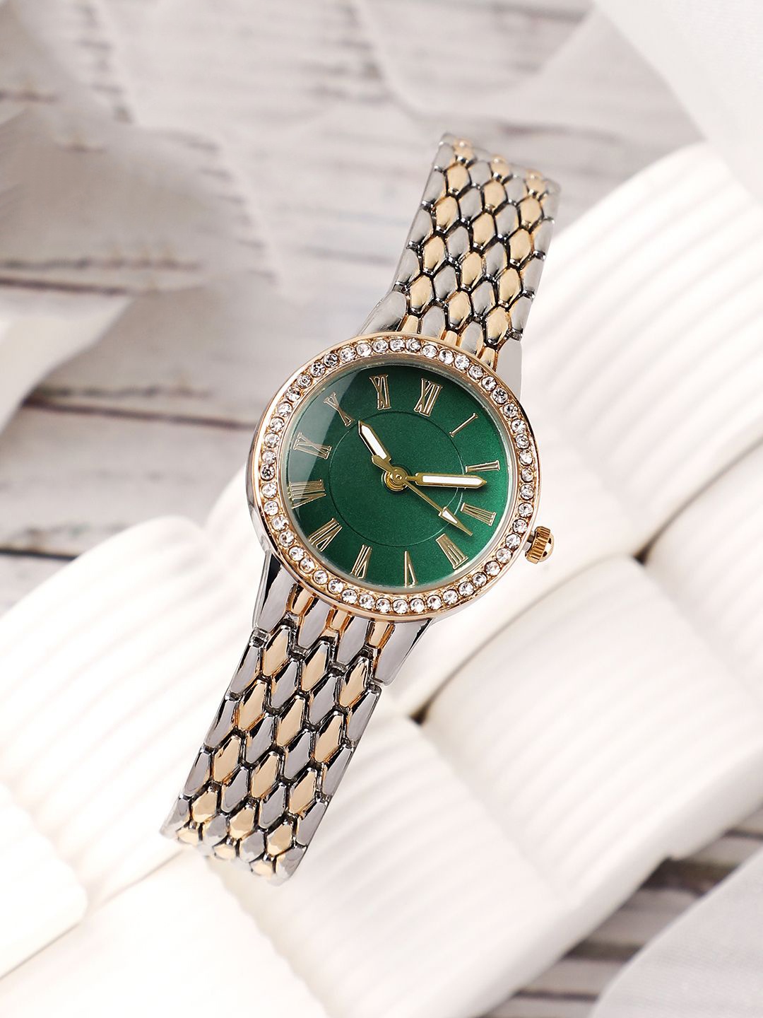 

HAUTE SAUCE by Campus Sutra Women Embellished Dial & Stainless Steel Bracelet Style Straps Analogue Watch, Multi
