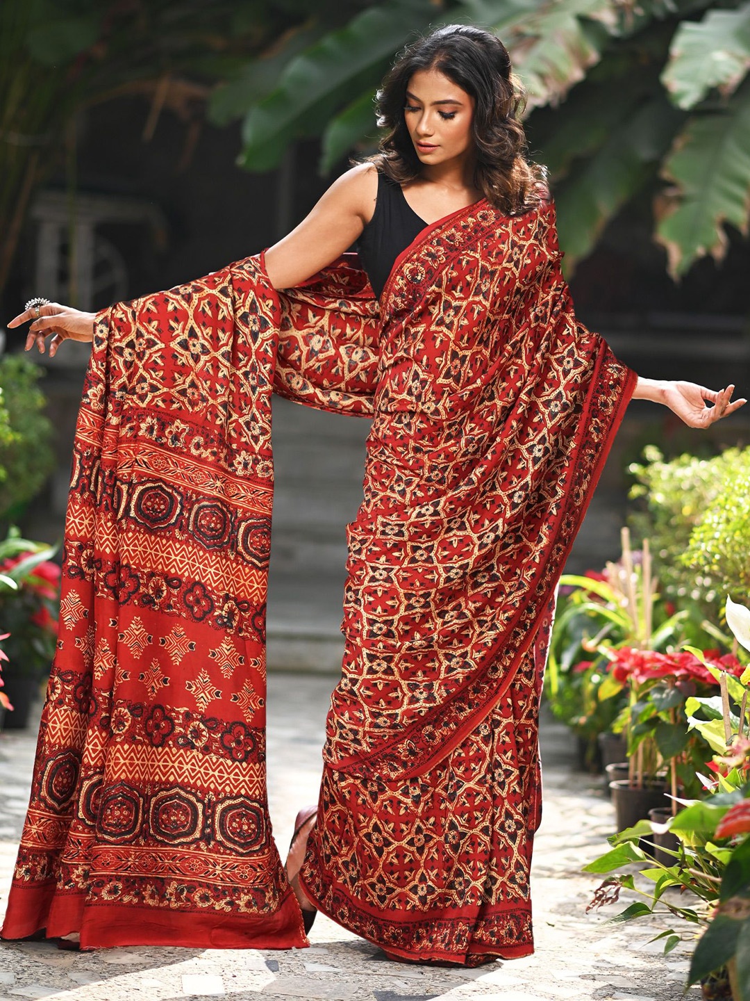 

Unnati Silks Floral Art Silk Handloom Block Print Saree, Red