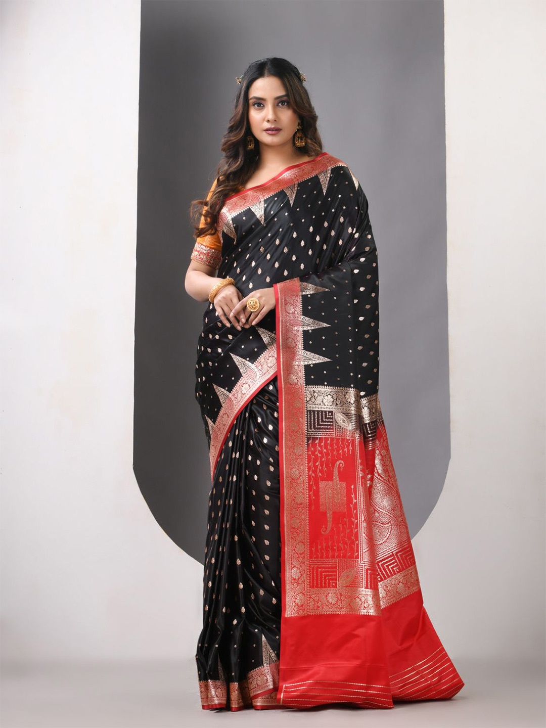

Charukriti Woven Design Zari Pure Silk Banarasi Saree, Black