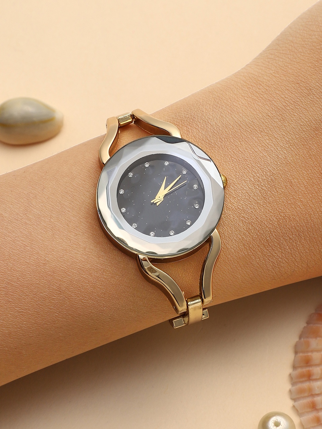 

HAUTE SAUCE by Campus Sutra Women Embellished Dial & Stainless Steel Bracelet Style Straps Analogue Watch, Gold