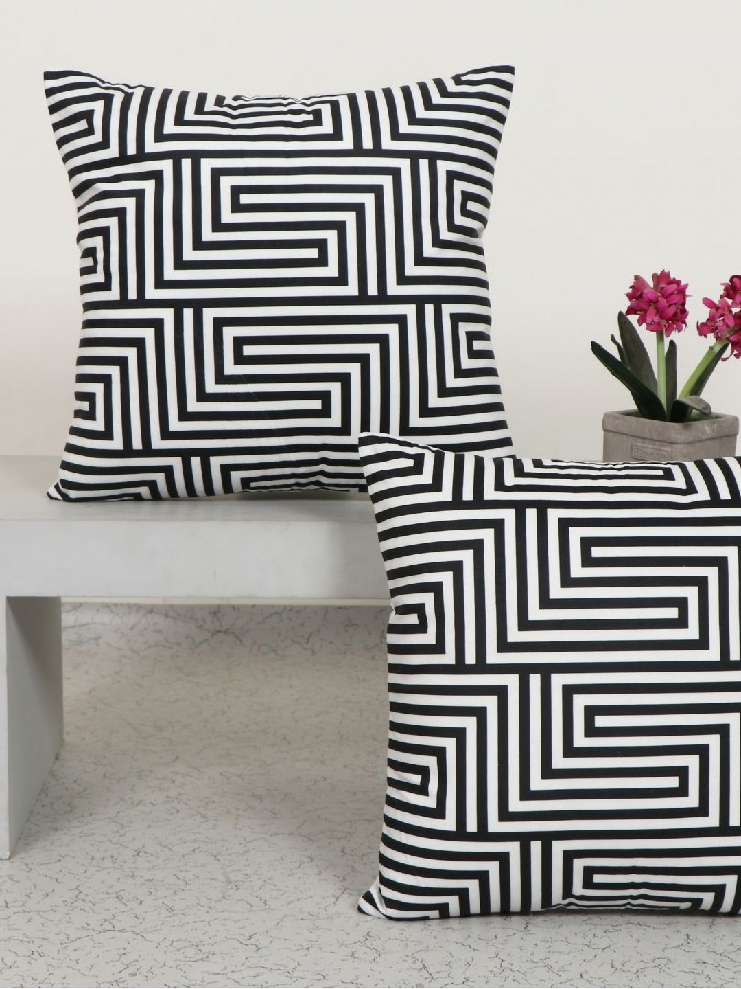 

Aura Multicoloured Set of 2 Cushion Covers, Black
