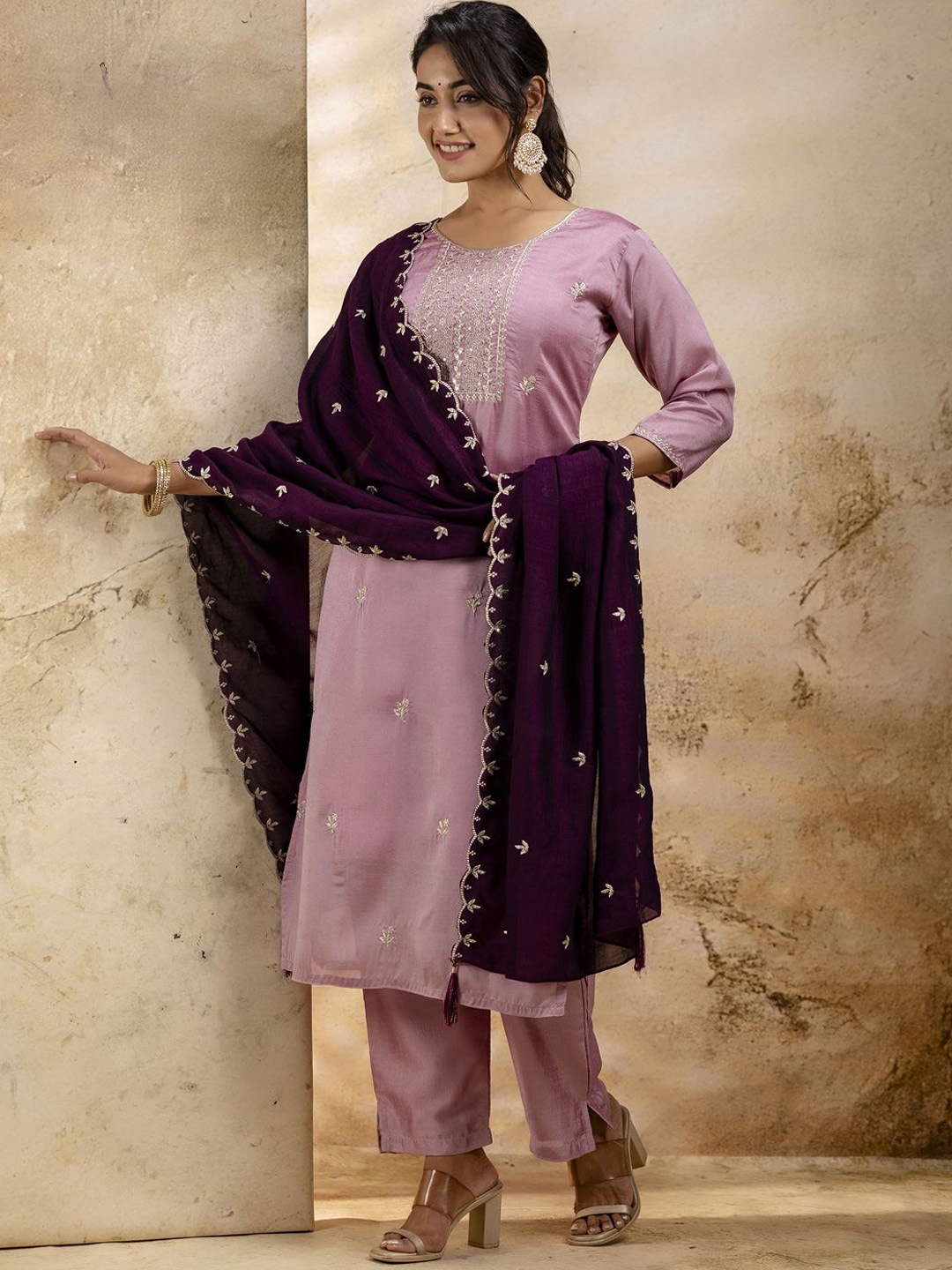

VredeVogel Ethnic Motifs Embroidered Round Neck Straight Kurta With Trousers And Dupatta, Lavender