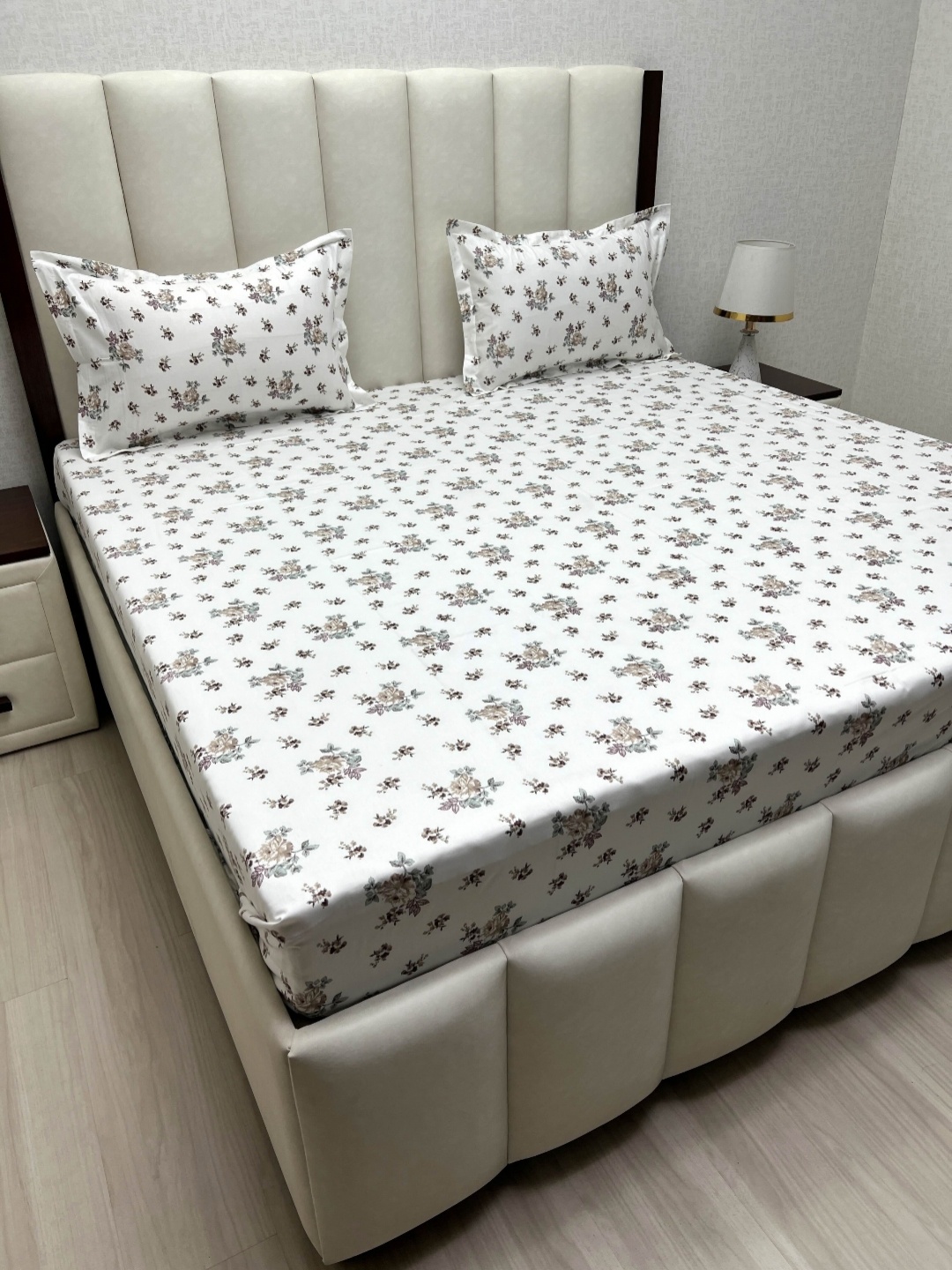 

Pure Decor Royal Passion White Pure Cotton 380 TC Queen Bedsheet Set-2.28 m x 2.54 m