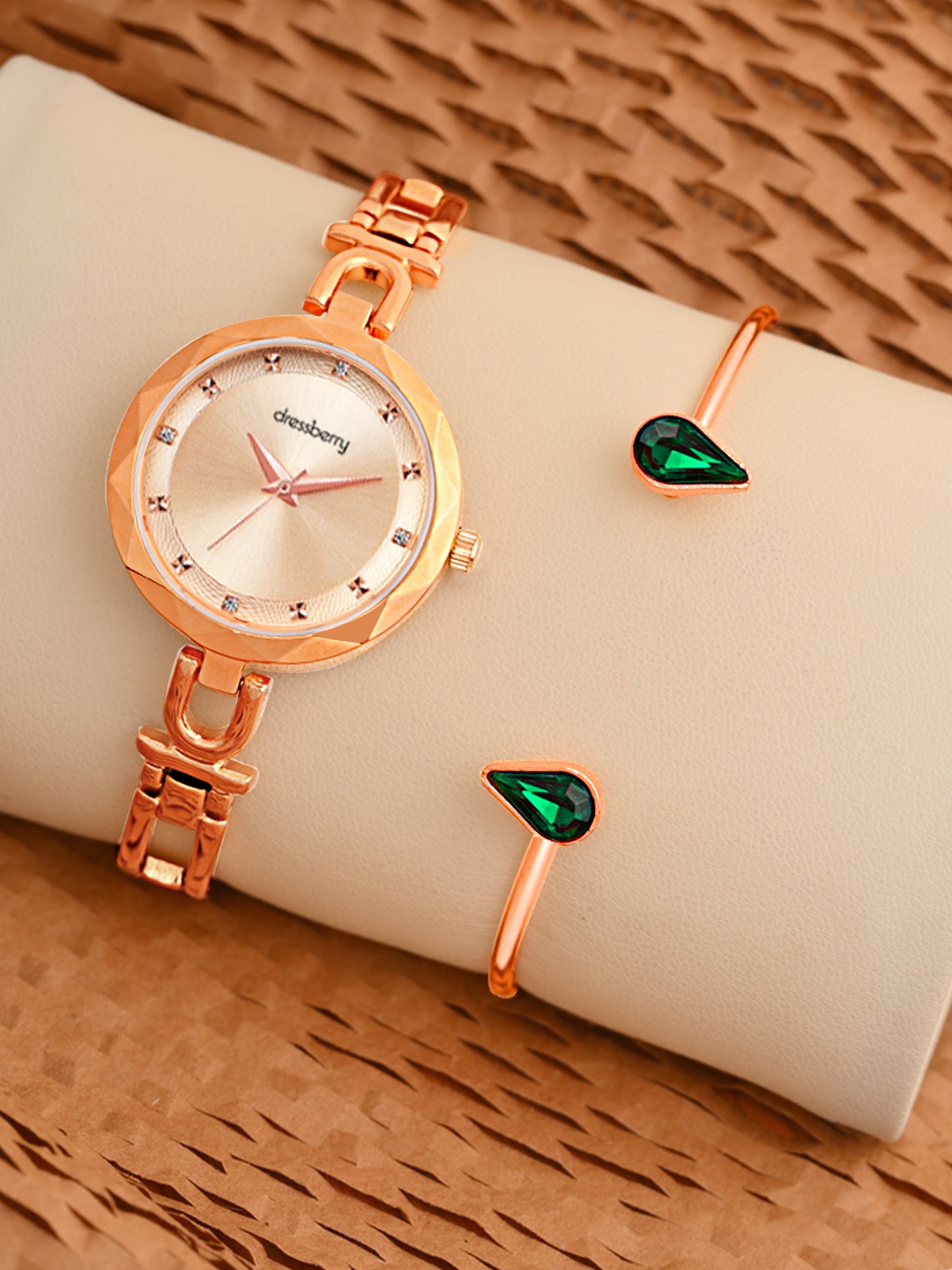 

DressBerry Women Analog Watch & Bangle Gift Set, Gold