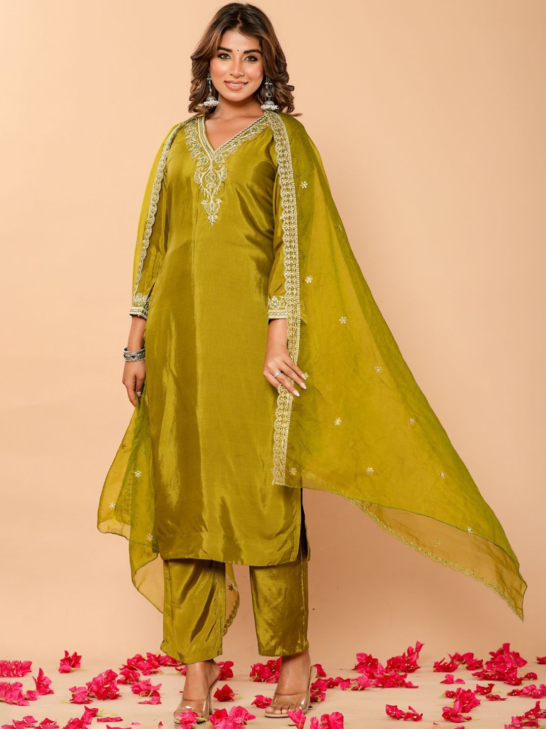 

Do Dhaage Embroidered V-Neck Kurta With Trouser And Dupatta, Green