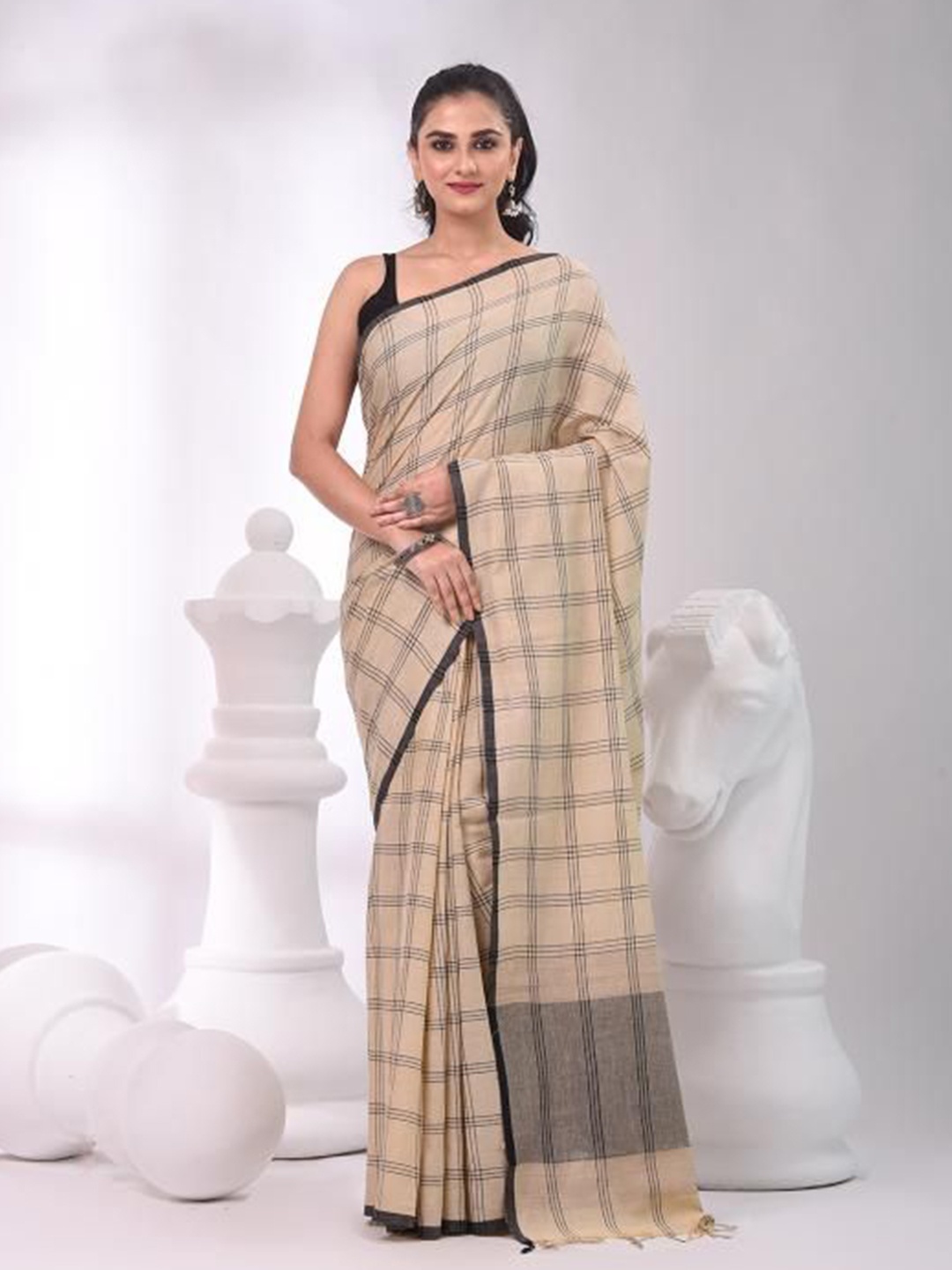 

VIBHAVARI Checked Pure Cotton Daily saree, Cream