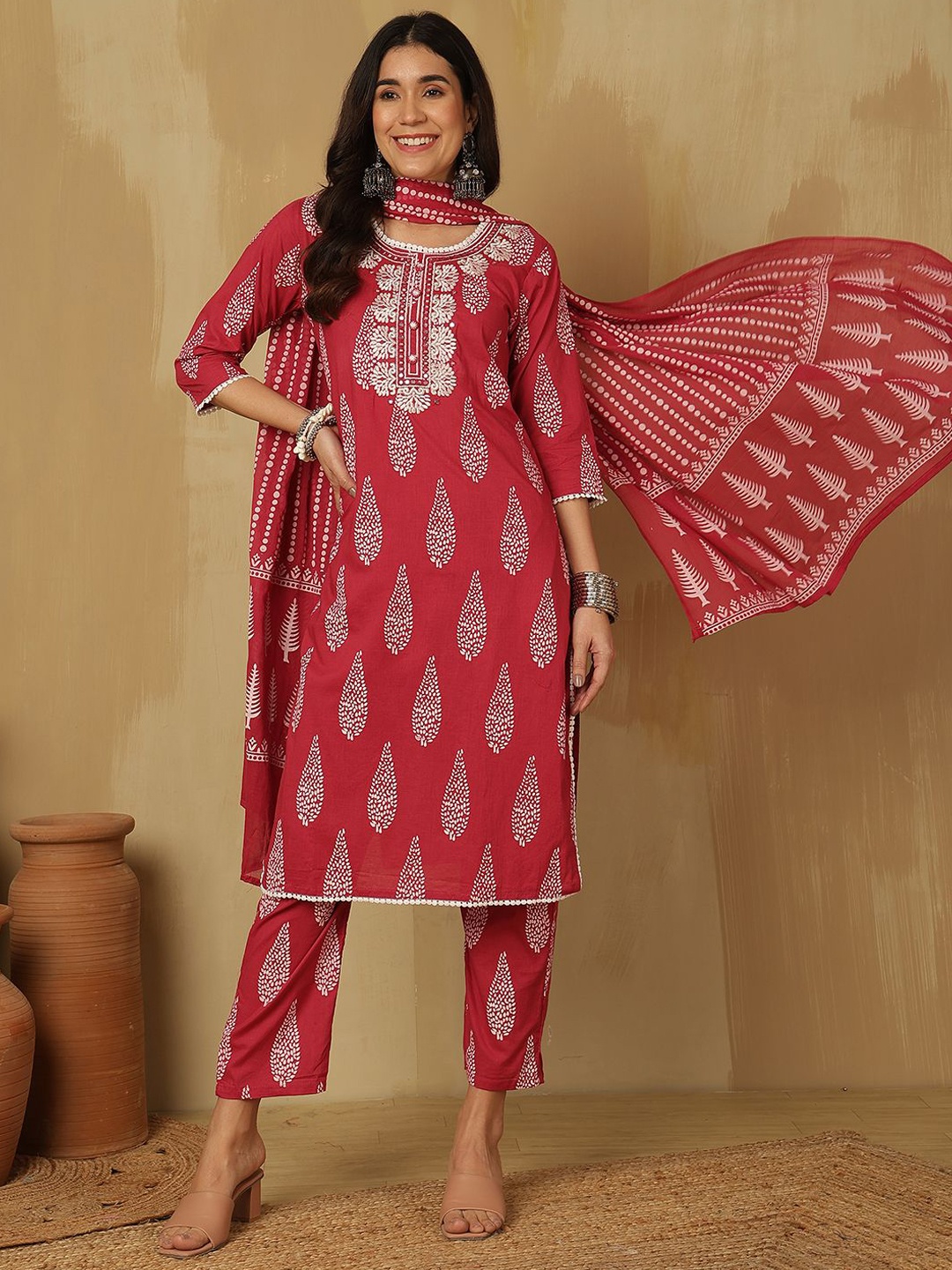 

Sangria Printed Straight Kurta & Trouser With Dupatta, Pink