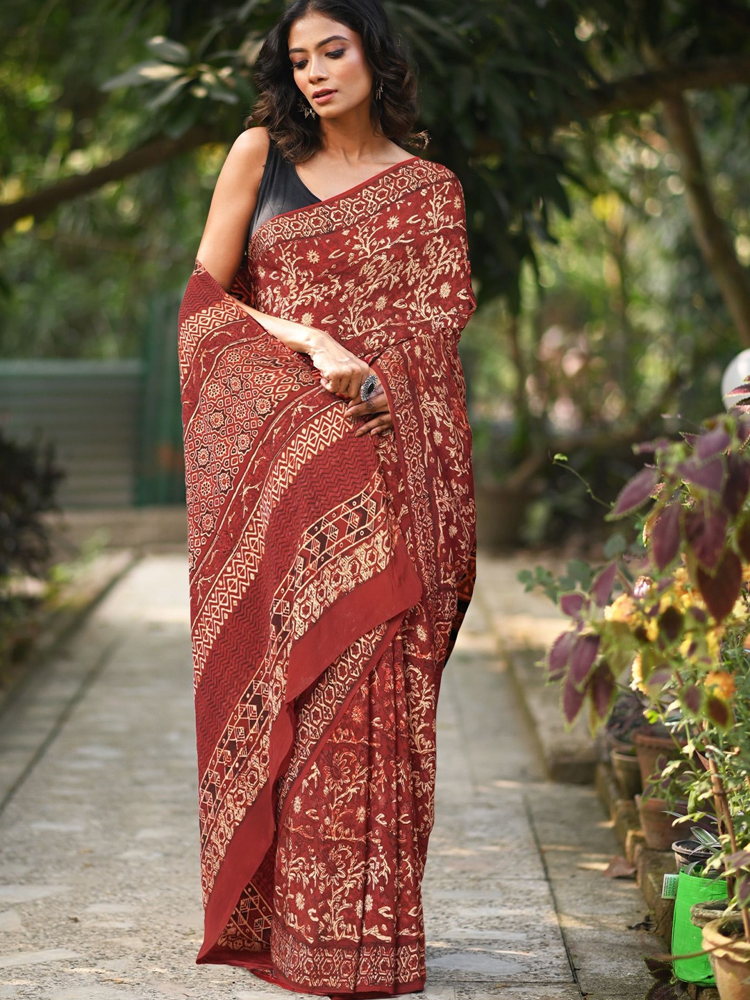 

Unnati Silks Floral Art Silk Handloom Block Print Saree, Maroon