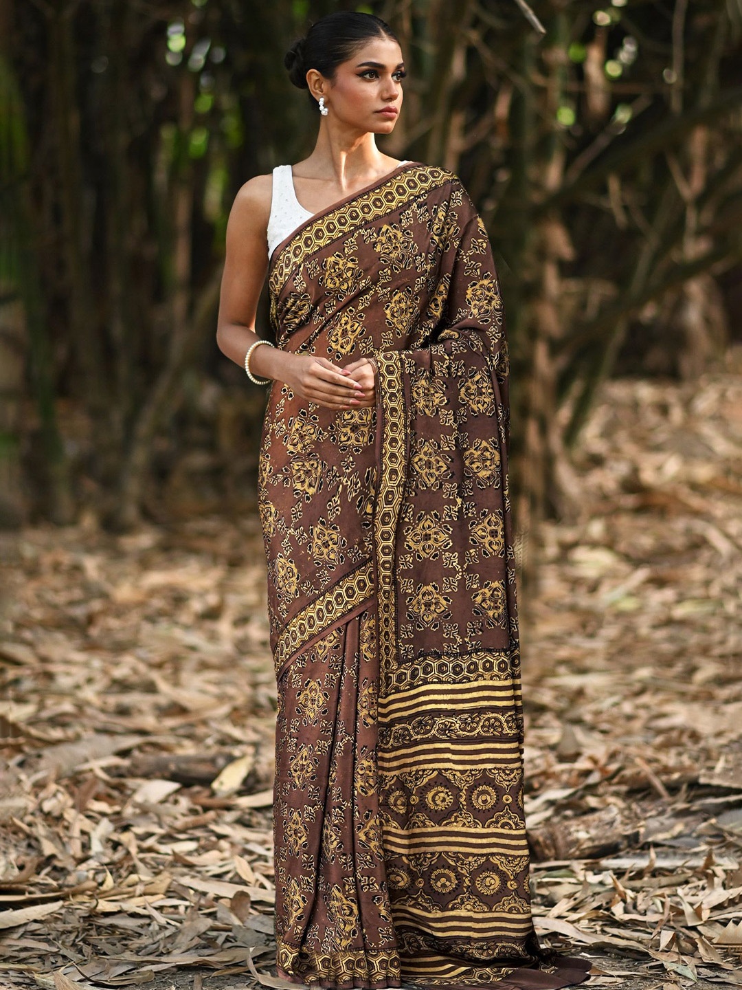 

Unnati Silks Floral Art Silk Handloom Block Print Saree, Grey