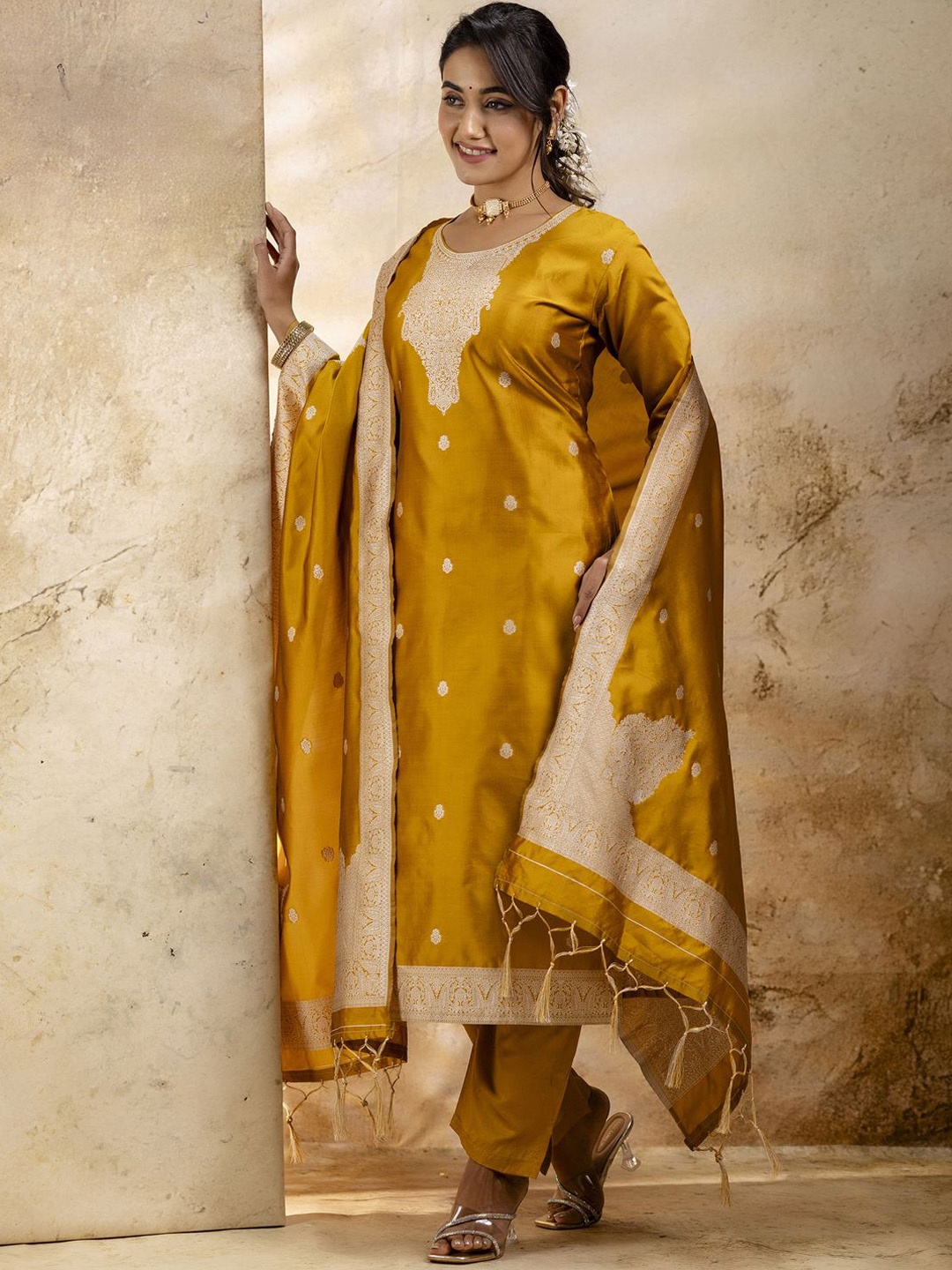 

VredeVogel Floral Printed Round Neck Straight Kurta With Trousers And Dupatta, Yellow