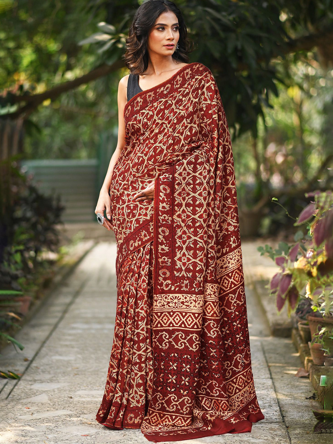 

Unnati Silks Floral Art Silk Handloom Block Print Saree, Maroon