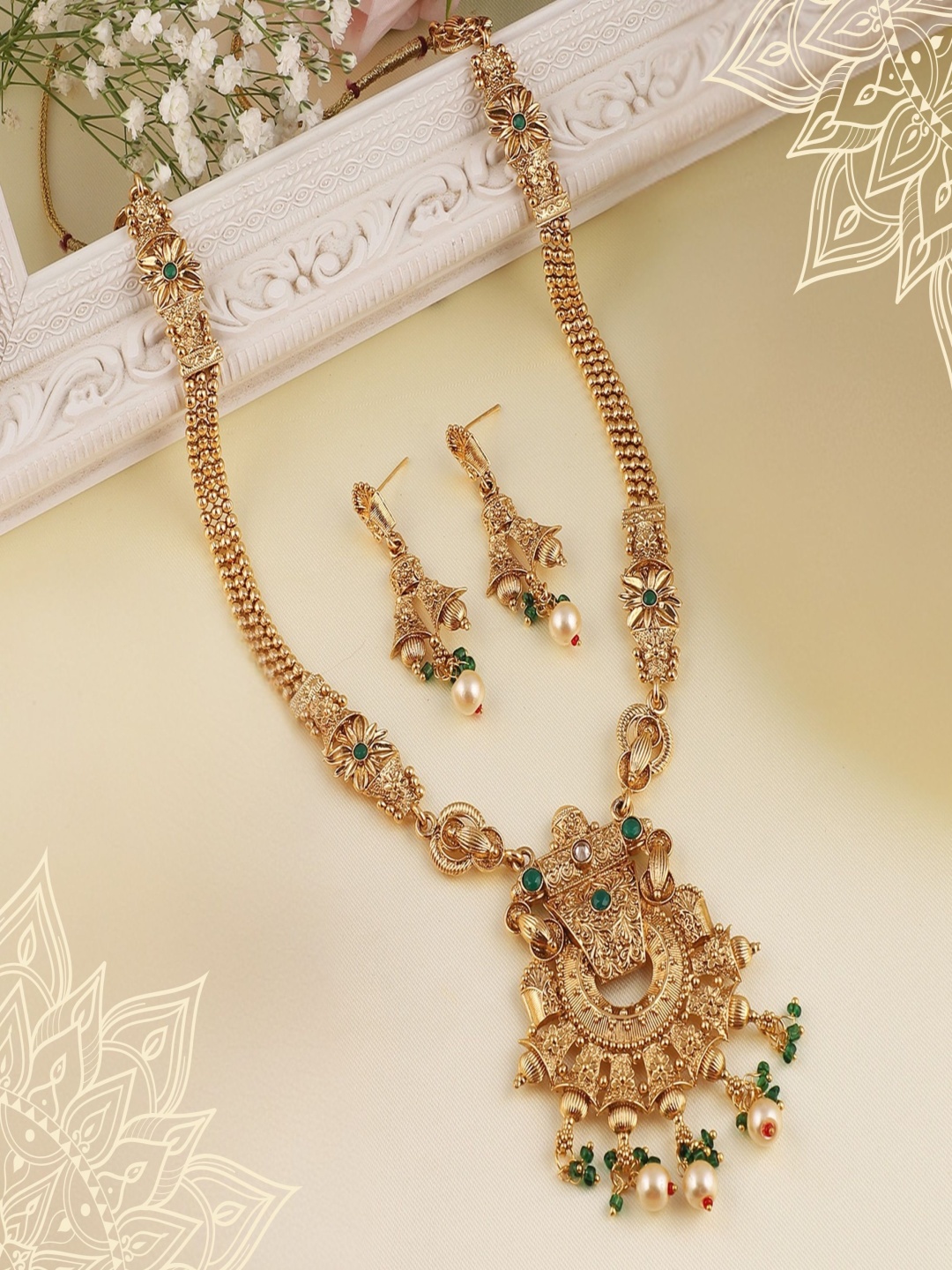 

ORANGENYSHA Gold Plated Kundan Stone Studded & Beaded Jewellery Set