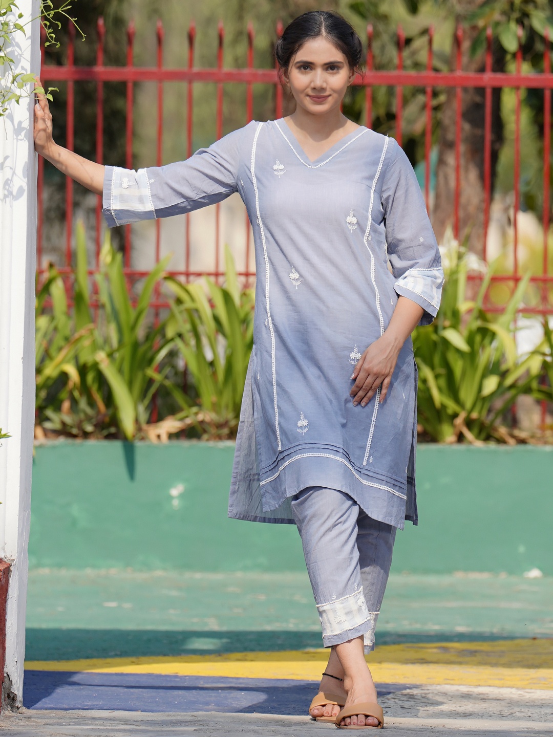 

zuri Flora Embroidered Pure Cotton V-Neck Straight Kurta With Trousers, Blue