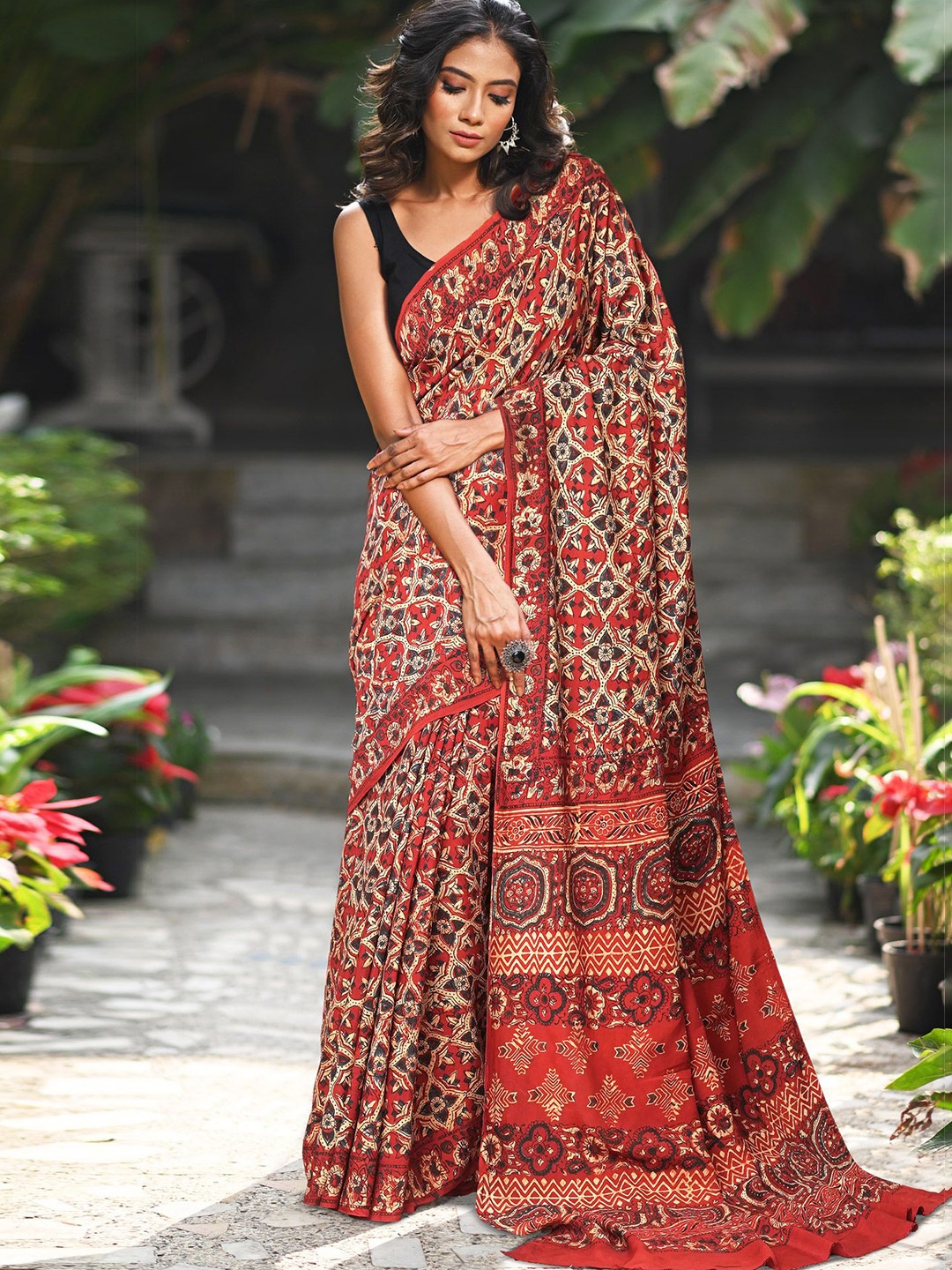 

Unnati Silks Floral Art Silk Handloom Block Print Saree, Red