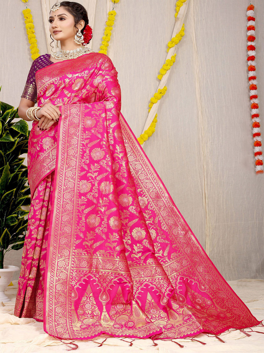 

amirat Woven Design Zari Pure Silk Banarasi Saree, Pink