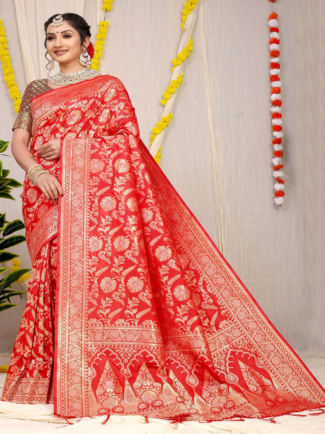 

amirat Woven Design Zari Pure Silk Banarasi Saree, Red