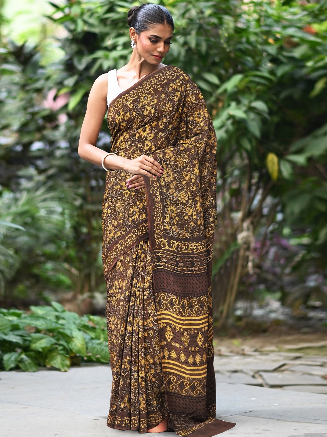 

Unnati Silks Floral Art Silk Handloom Block Print Saree, Brown