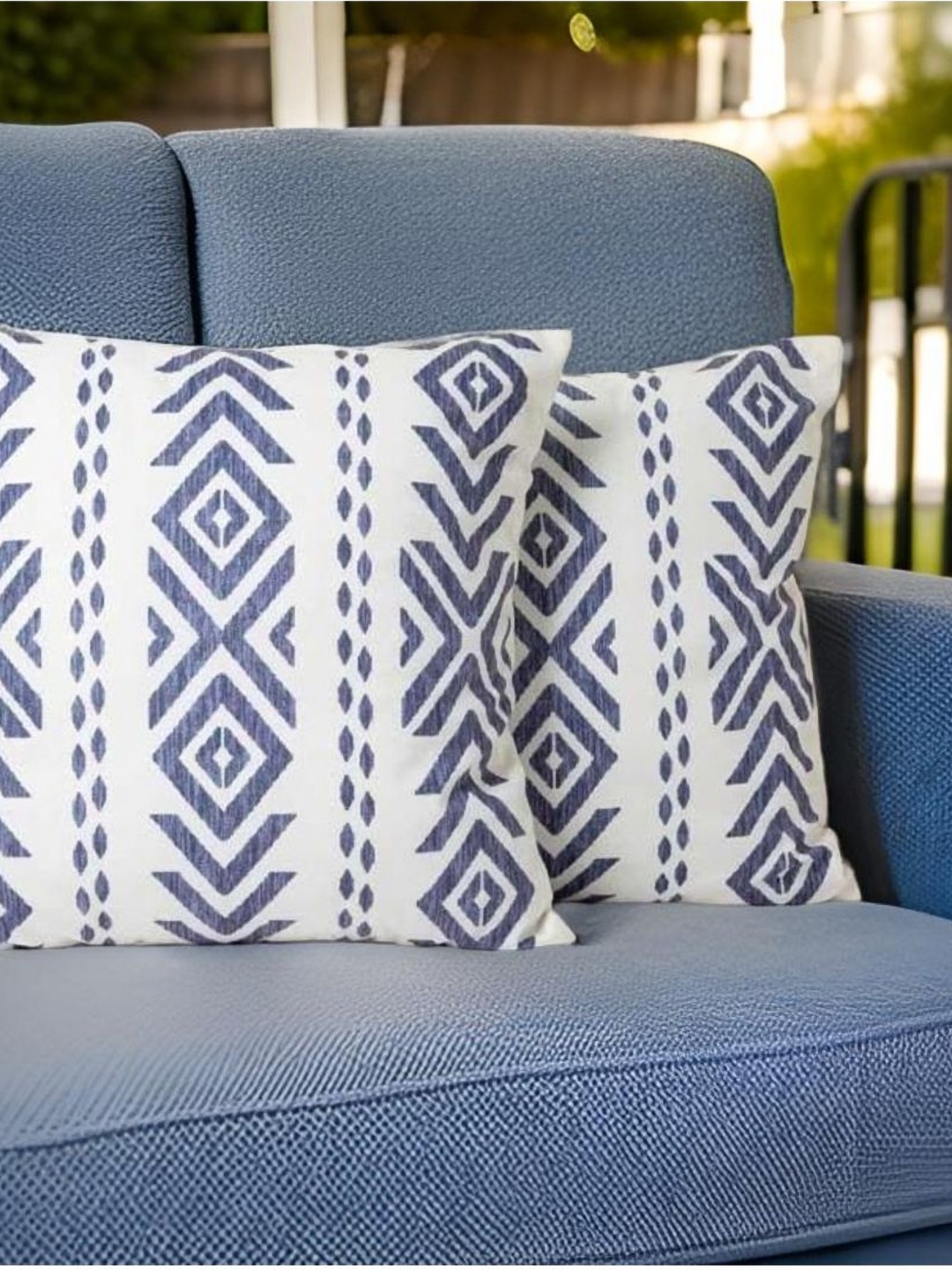 

Aura White & Blue 2 Pieces Geometric Printed Square Cushion Covers