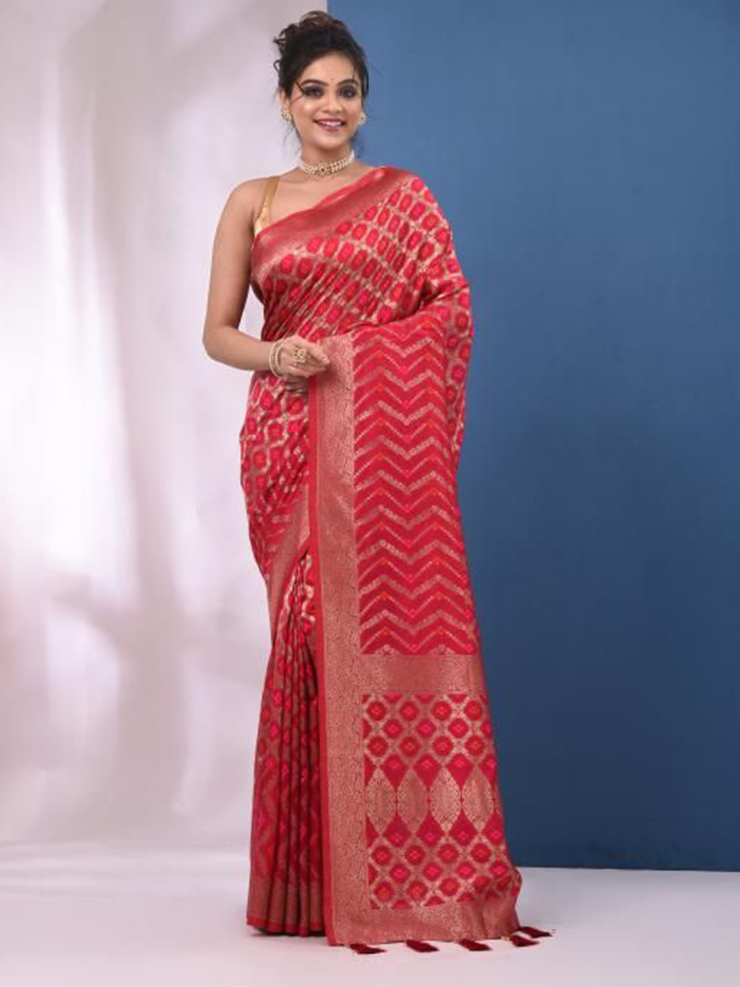 

VIBHAVARI Woven Design Zari Baluchari Saree, Magenta