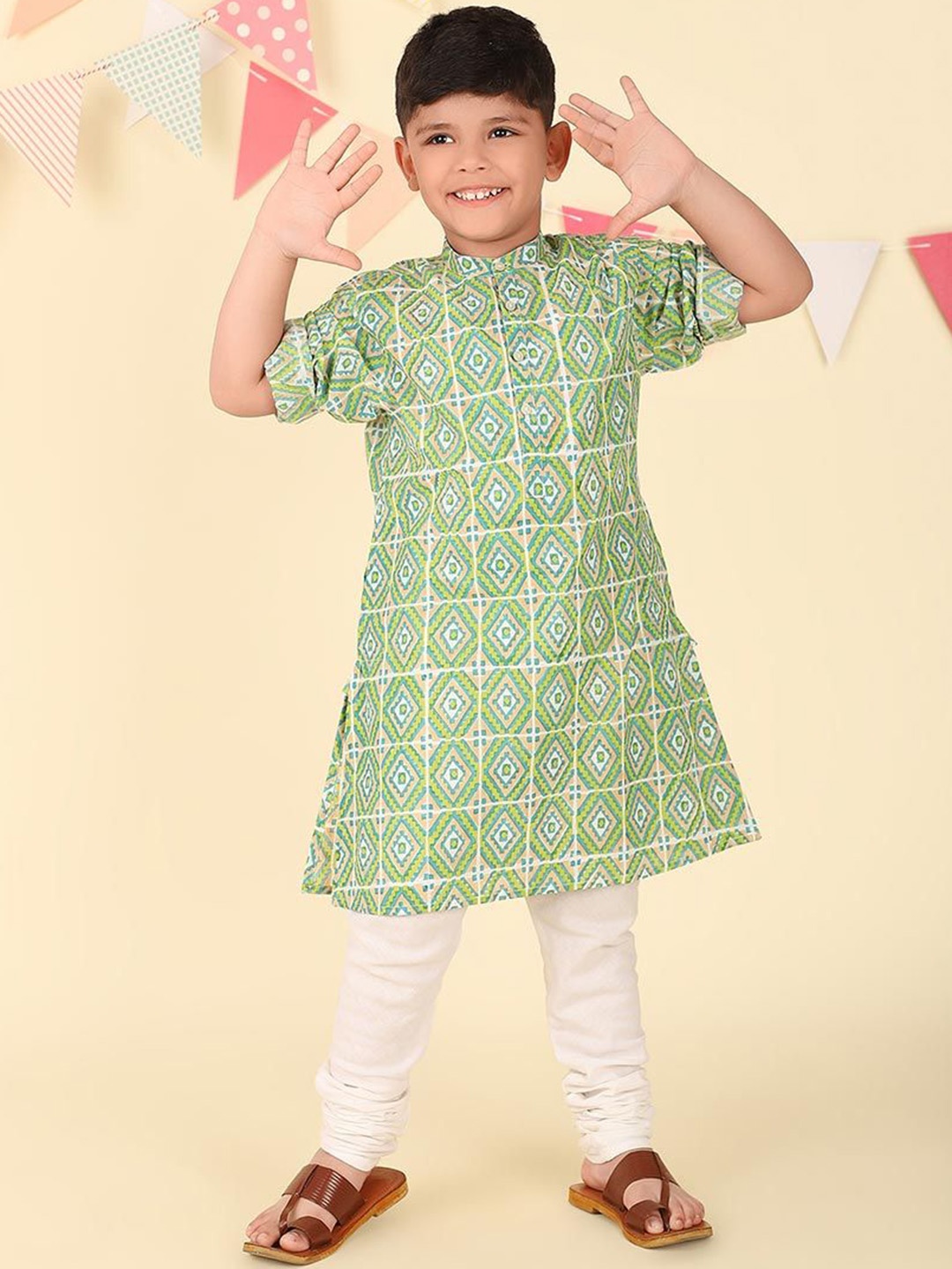 

Fabindia Boys Geometric Printed Cold-Shoulder Sleeves Thread Work Kurta, Green