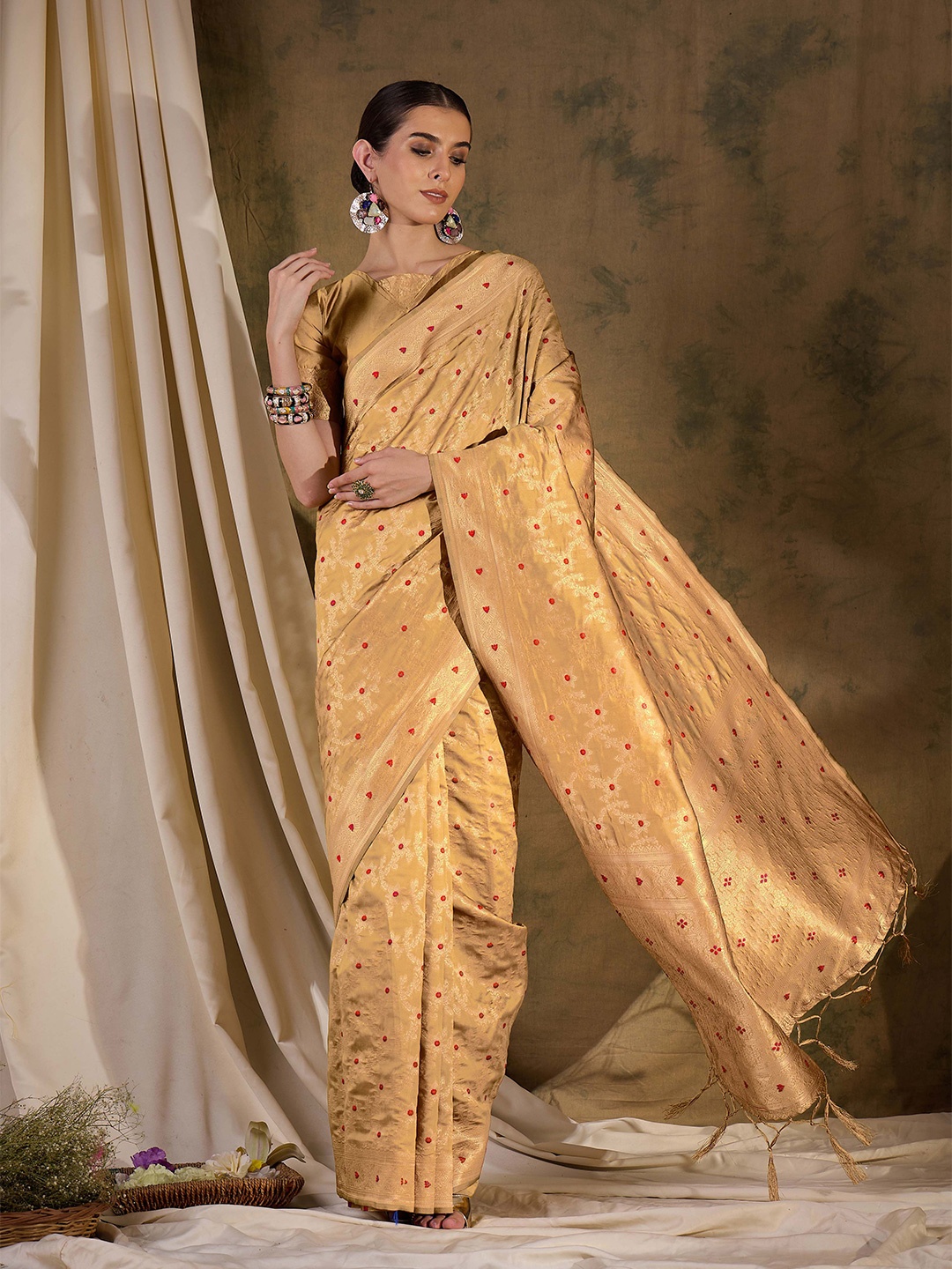 

DEVATITHI Ethnic Motifs Zari Silk Blend Banarasi Saree, Beige