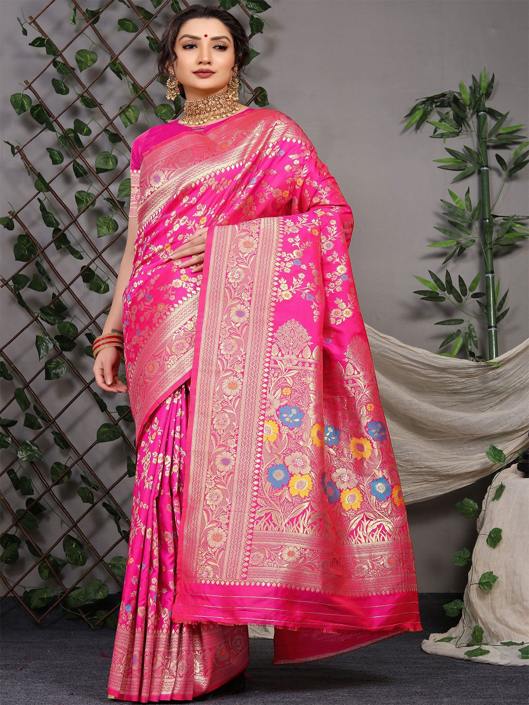 

amirat Woven Design Zari Pure Silk Banarasi Saree, Pink