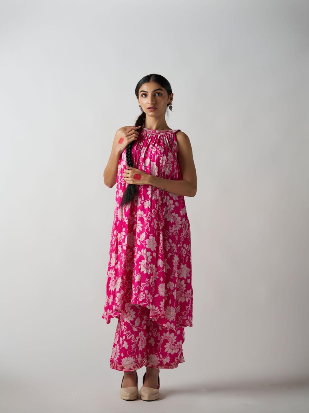 

SUKRUTI DESIGN Floral Printed Pleated Sleeveless Pure Silk Tunic With Palazzos, Pink