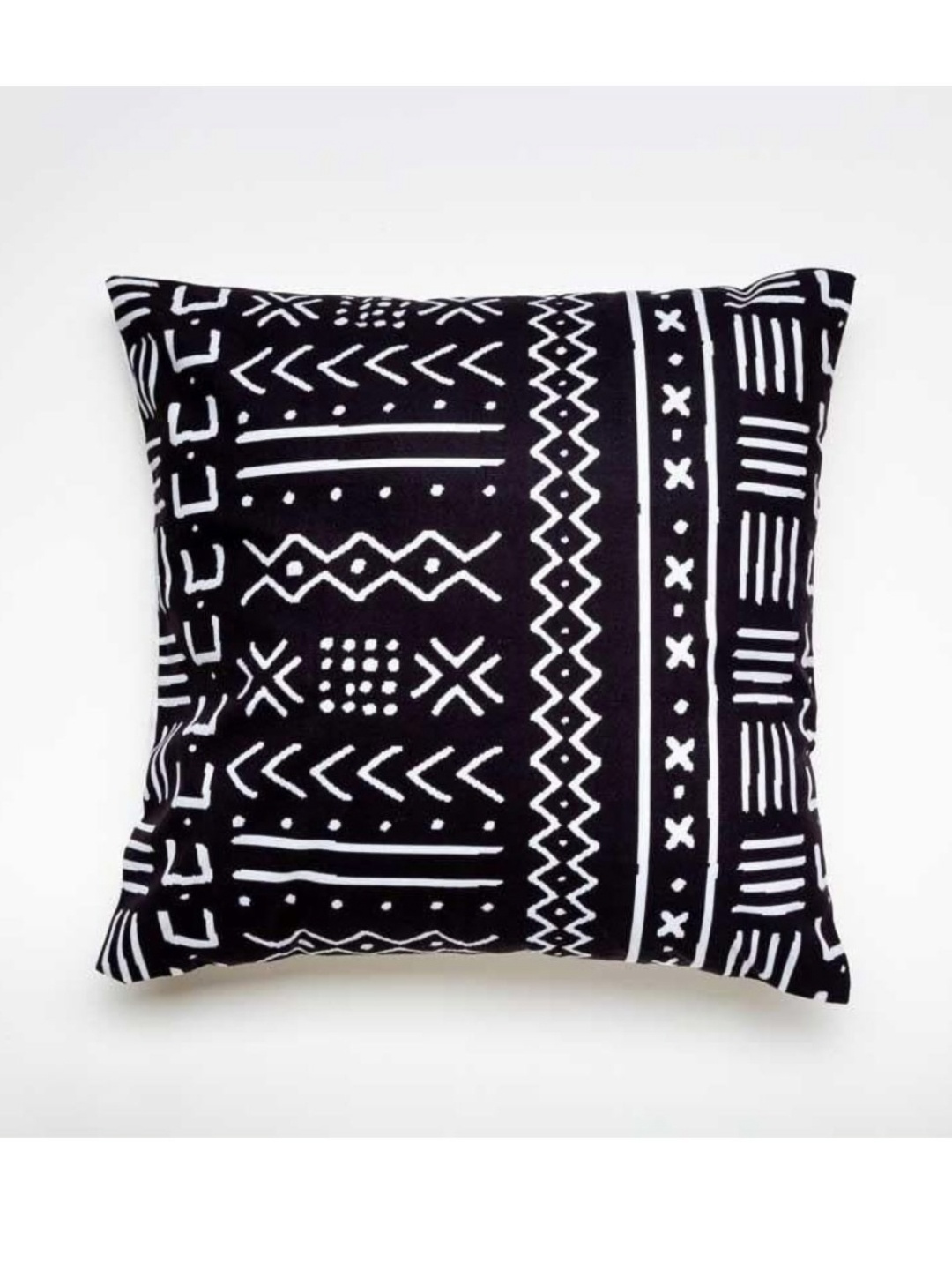 

Aura Black & White Geometric Printed Square Shaped Cushion Covers