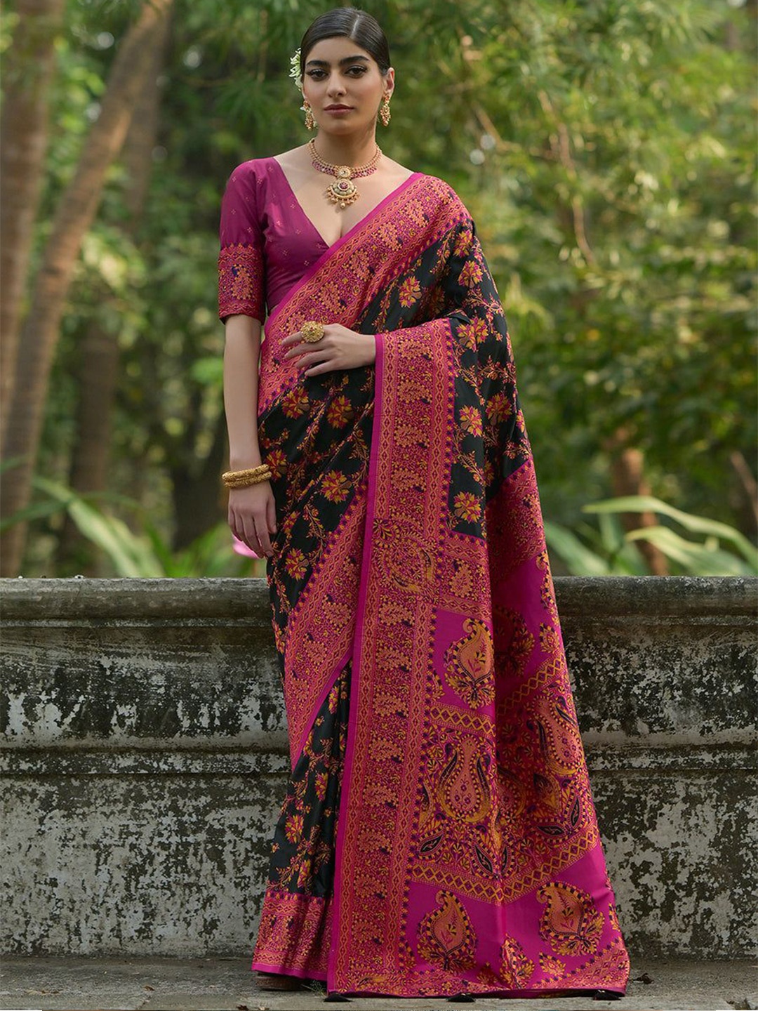 

VISHNU WEAVES Sangria Black Woven Design Zari Pashmina Saree