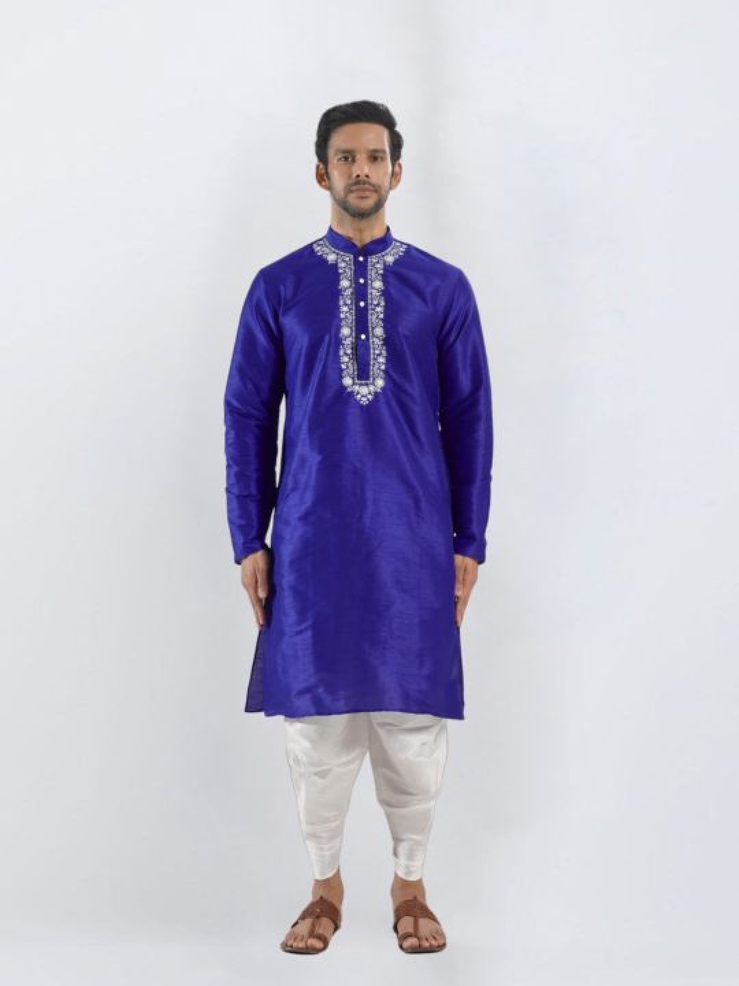 

SULAKSHACOUTUREZ Men Floral Embroidered Regular Aari Work Kurta with Patiala, Purple