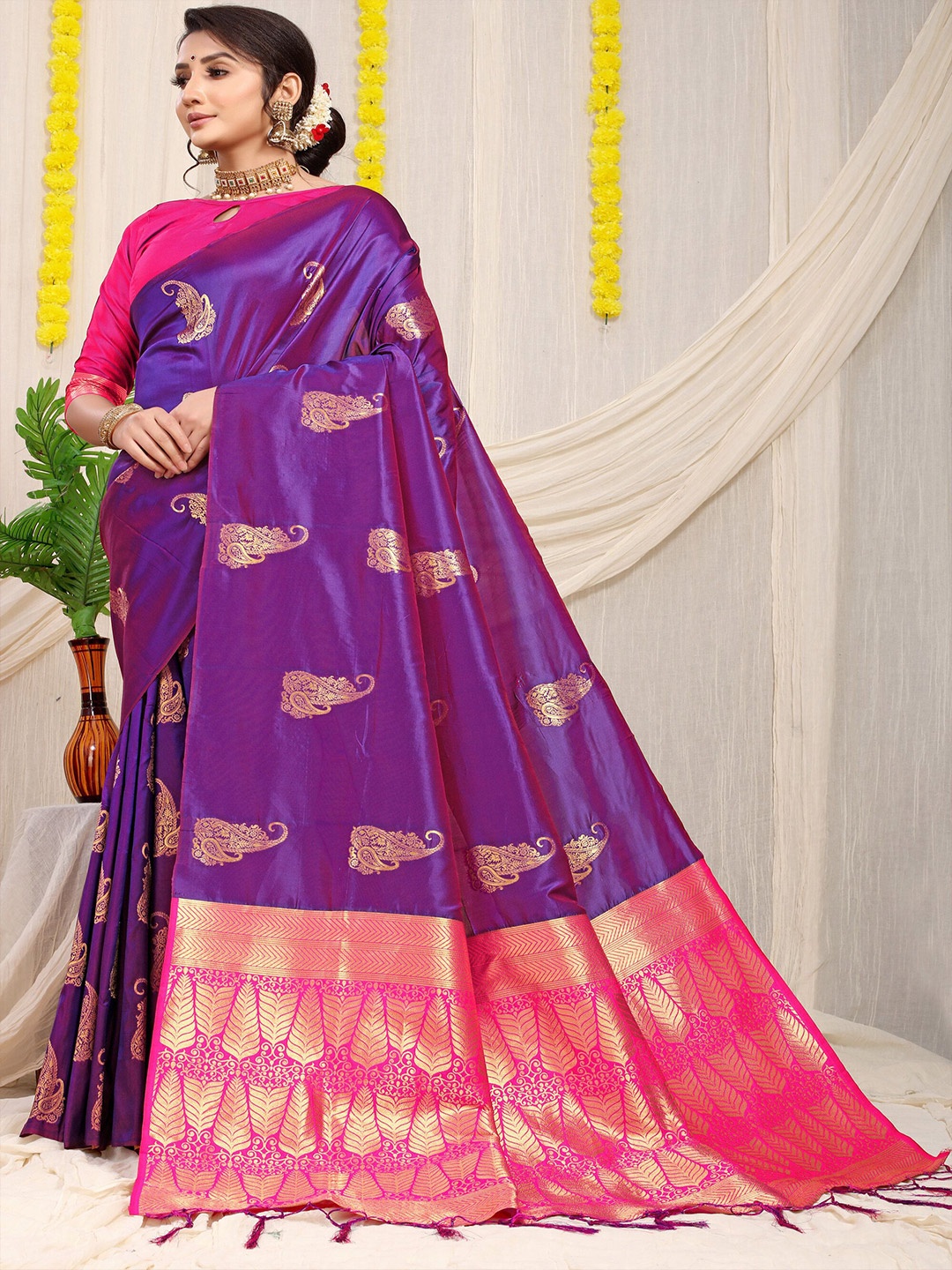 

amirat Woven Design Zari Pure Silk Banarasi Saree, Purple