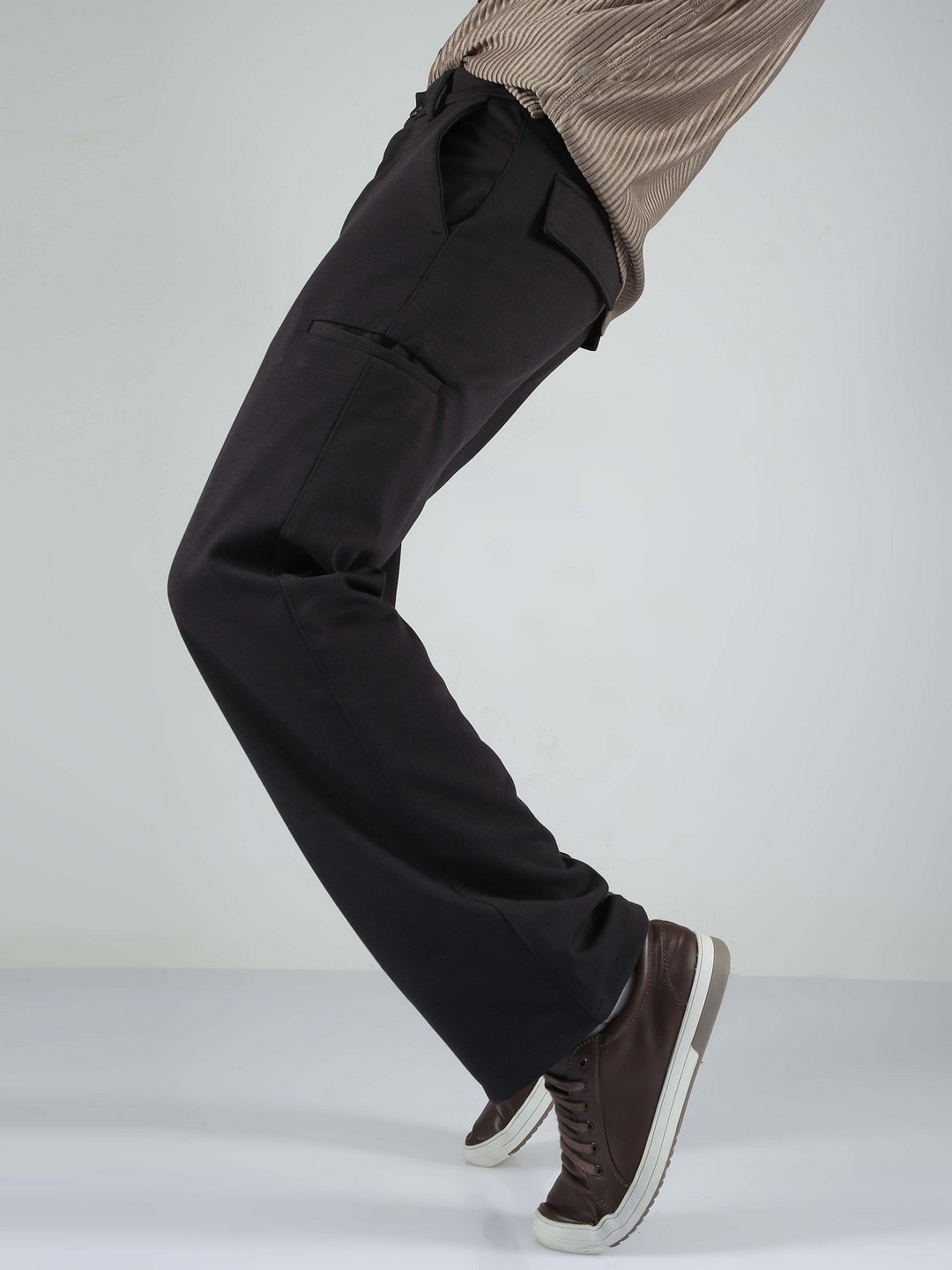 

NEVER NEUD Men Relaxed Straight Fit Trousers, Black