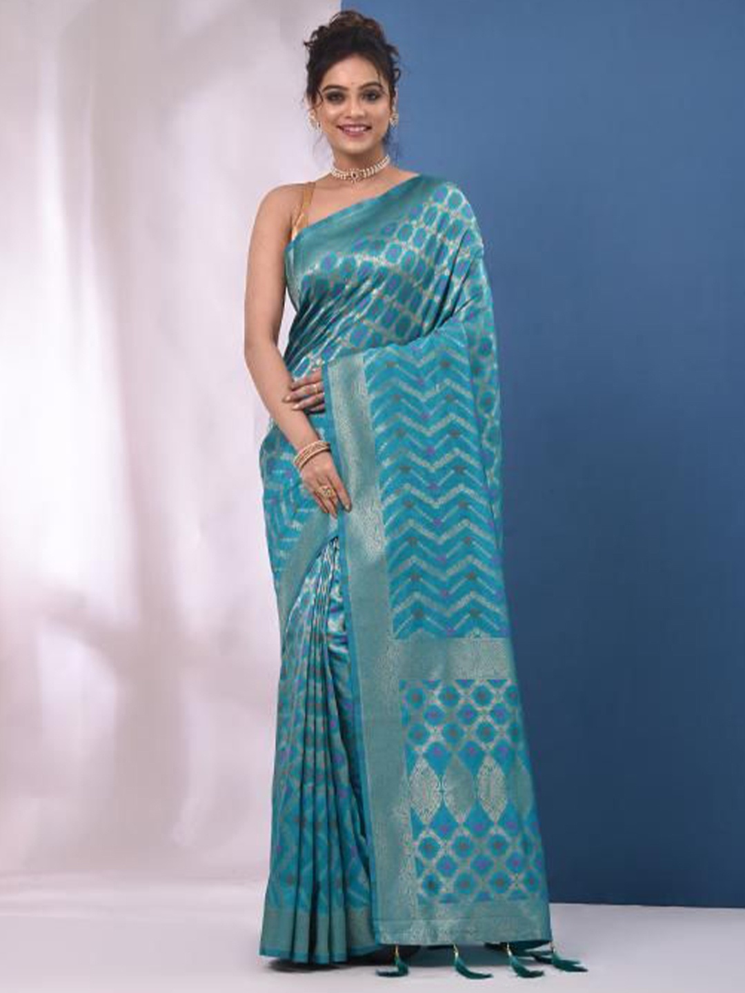 

VIBHAVARI Woven Design Zari Saree, Green
