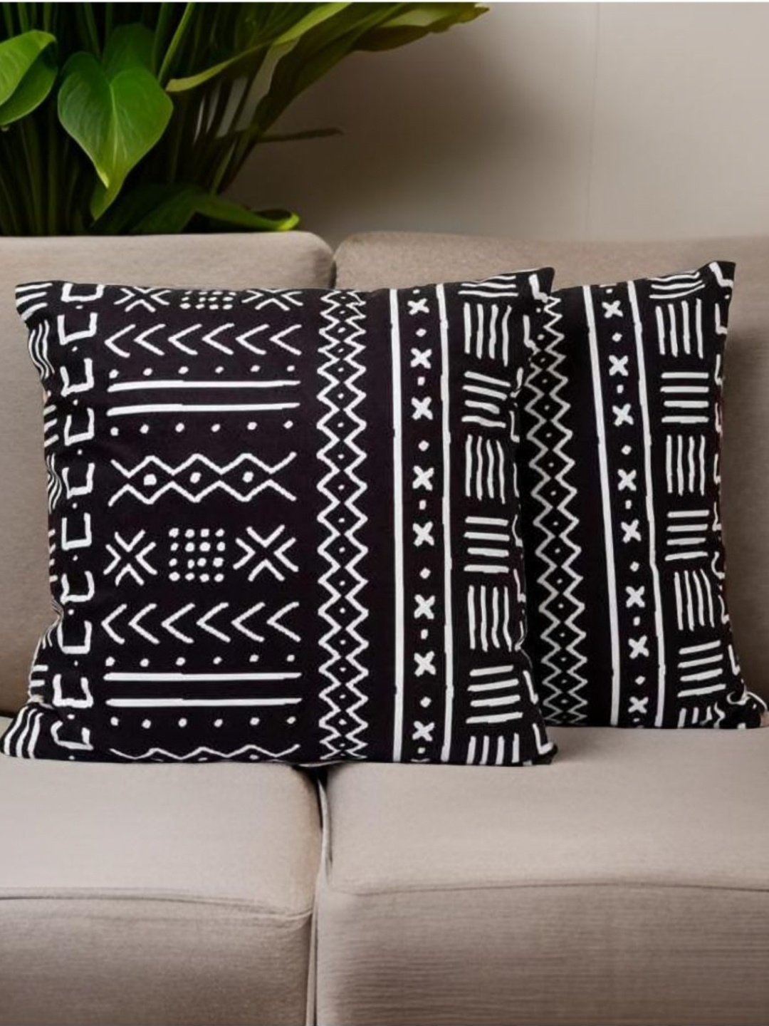 

Aura Black & White 2 Pieces Geometric Printed Square Shaped Cushion Covers