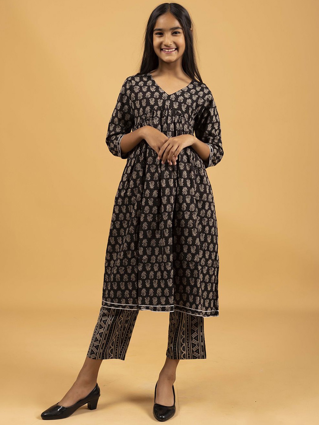 

SPARSA Girls Floral Printed V-Neck Pure Cotton Anarkali Kurta With Trousers, Black