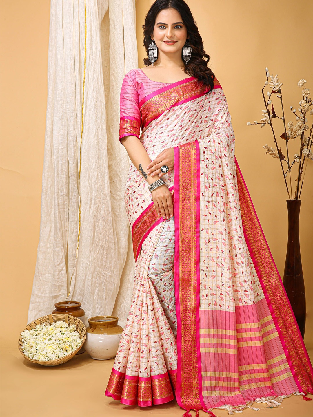 

KAYOMMI Floral Zari Silk Cotton Banarasi Saree, Cream