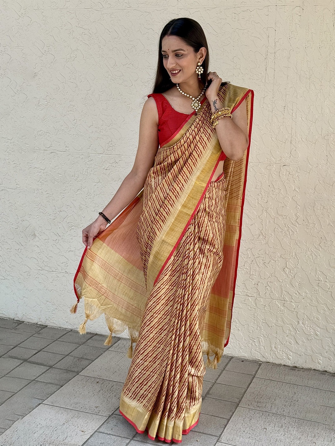 

APNISHA Striped Zari Silk Cotton Chanderi Saree, Beige