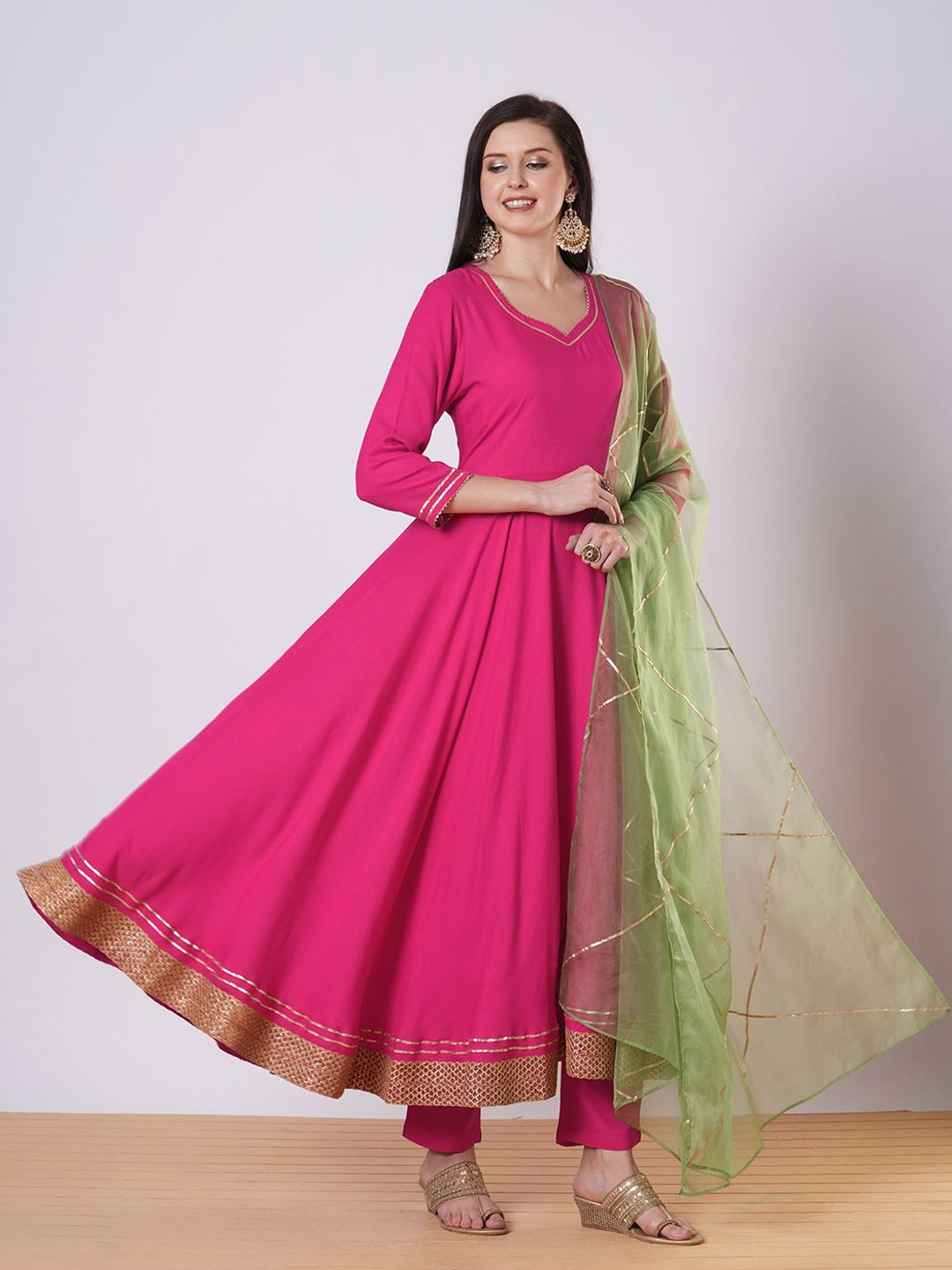 

GoSriKi Samda Sweetheart Neck Panelled Gotta Patti Anarkali Kurta With Trousers & Dupatta, Pink