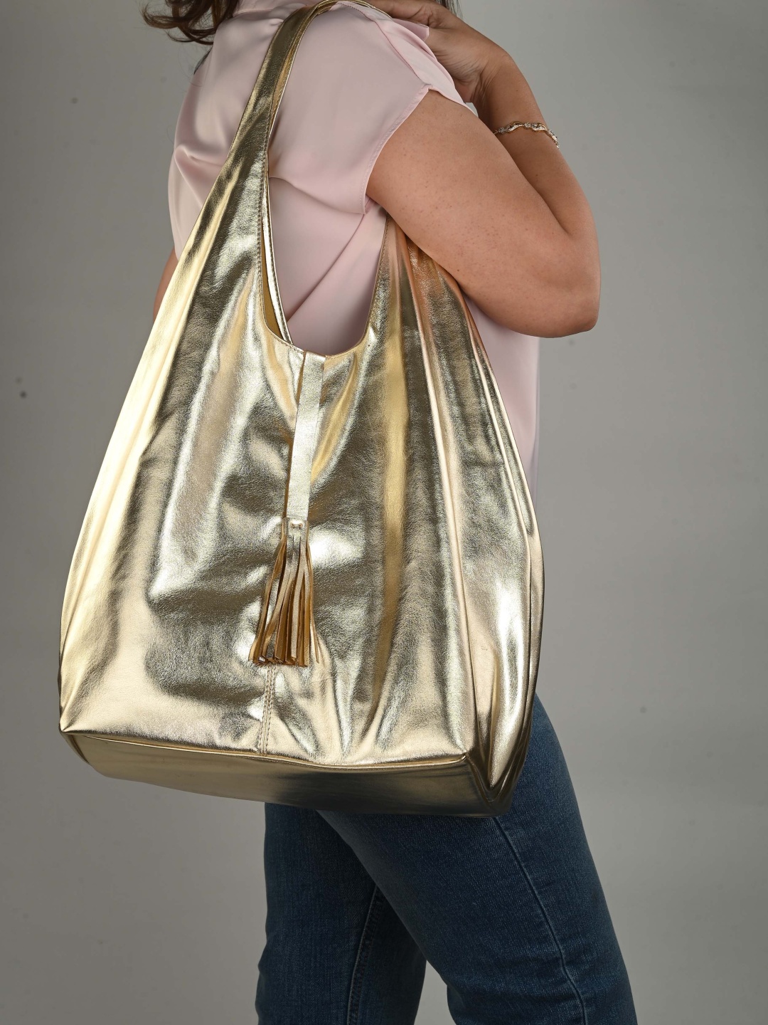 

CARLO ROMANO Women Solid Structured Leather Hobo Bag, Gold