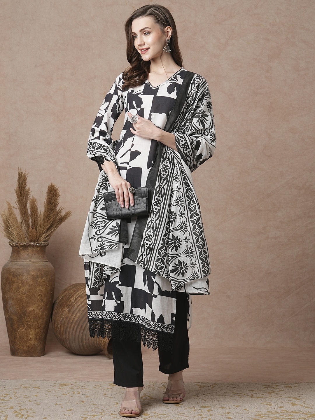 

FASHOR Women Printed Regular Beads and Stones Pure Cotton Kurta with Trousers & With Dupatta, White