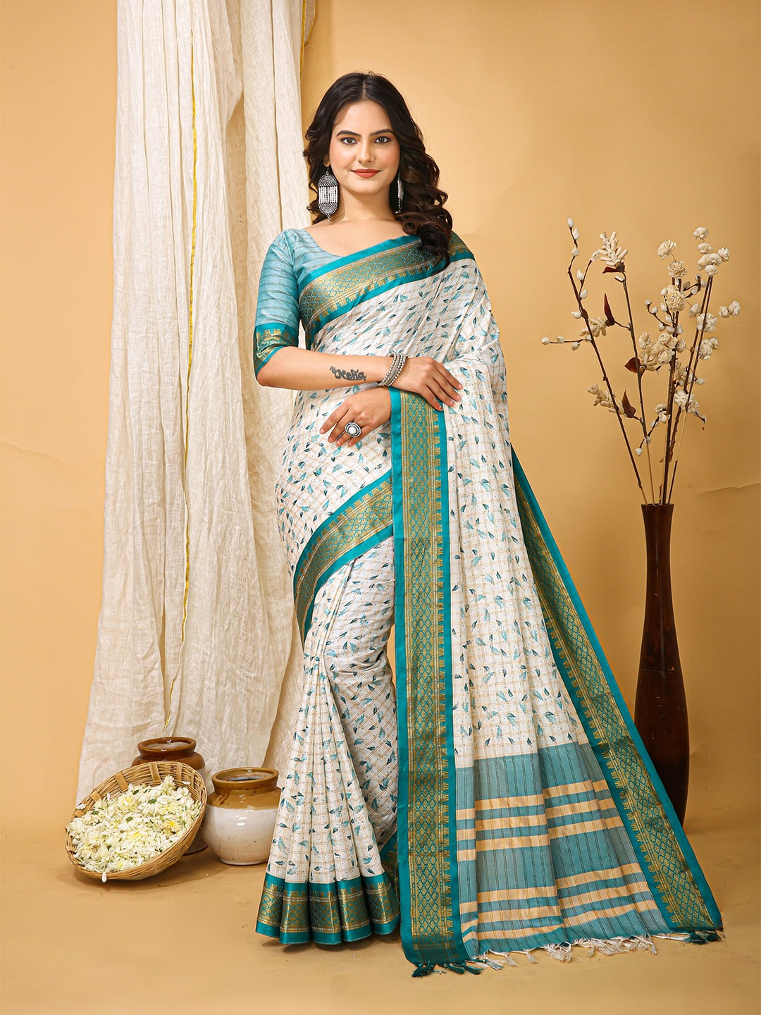 

KAYOMMI Floral Zari Silk Cotton Banarasi Saree, White