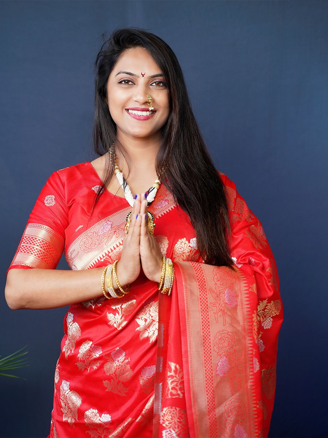 

Kandora Floral Woven Design Zari Pure Silk Banarasi Saree, Red