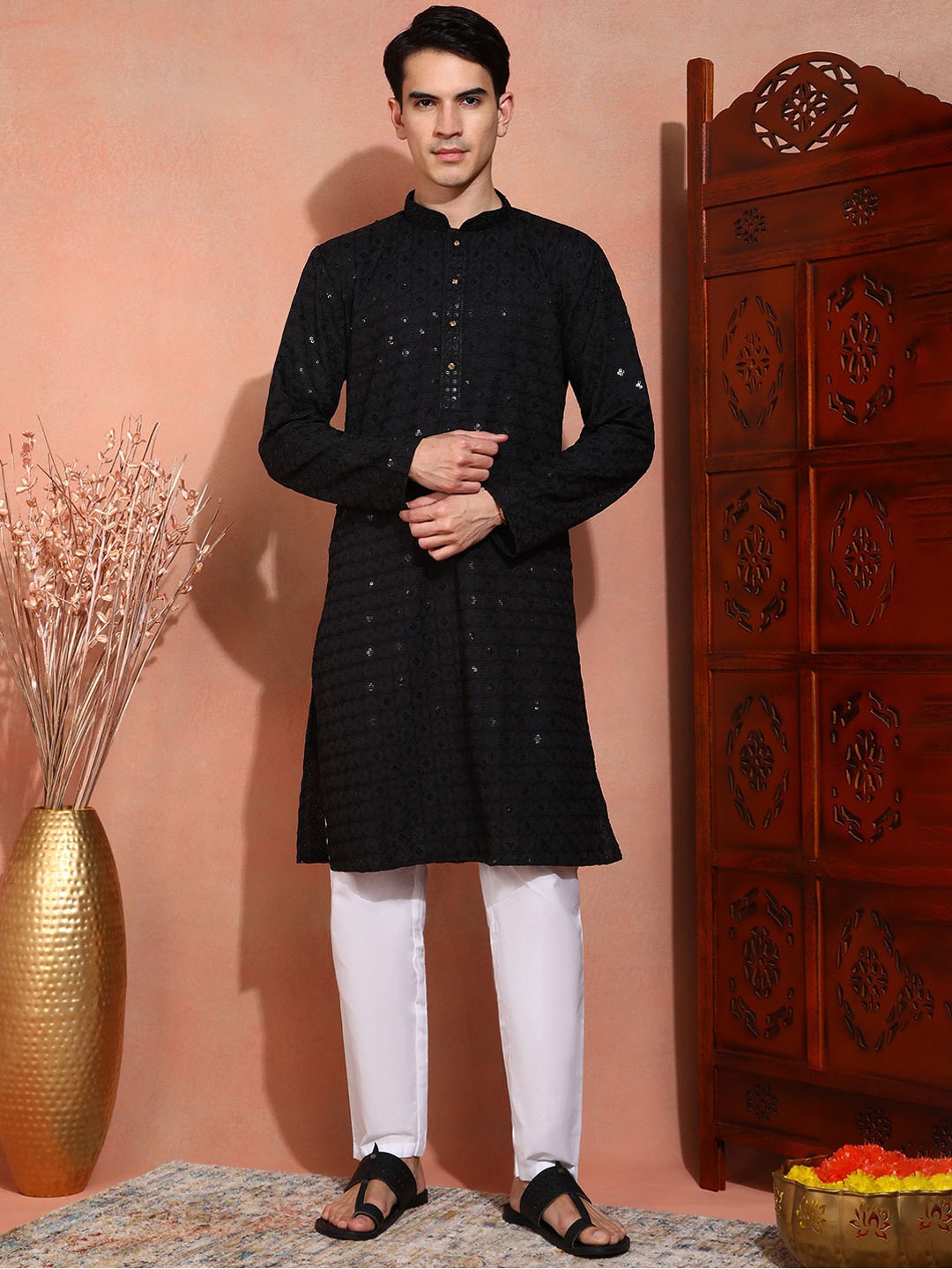 

SWAGG INDIA Men Ethnic Motifs Embroidered Chikankari Kurta, Black