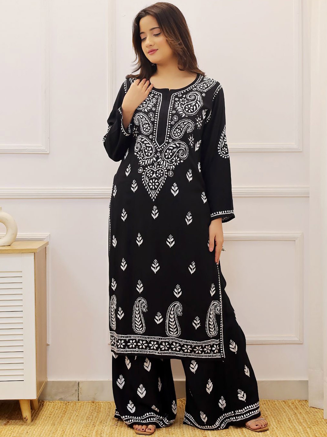 

The Chikan Label Women Ethnic Motifs Embroidered Chikankari Straight Kurta & Palazzos, Black