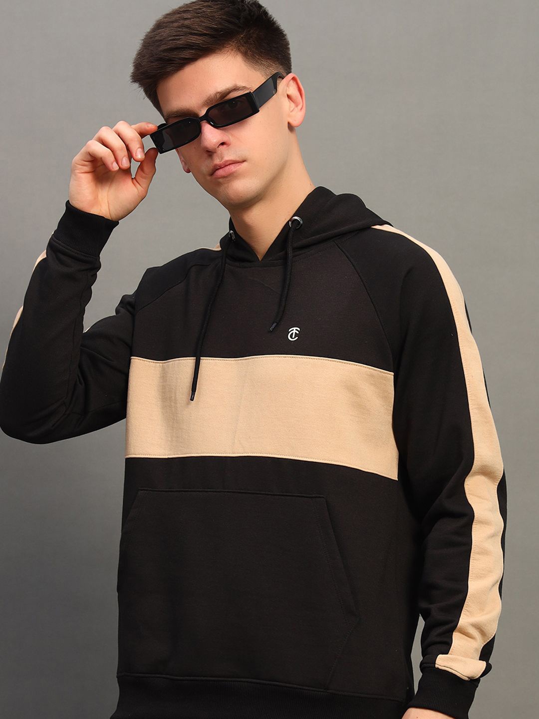 

THE CASUALS Men Colourblocked Hooded Sweatshirt, Black