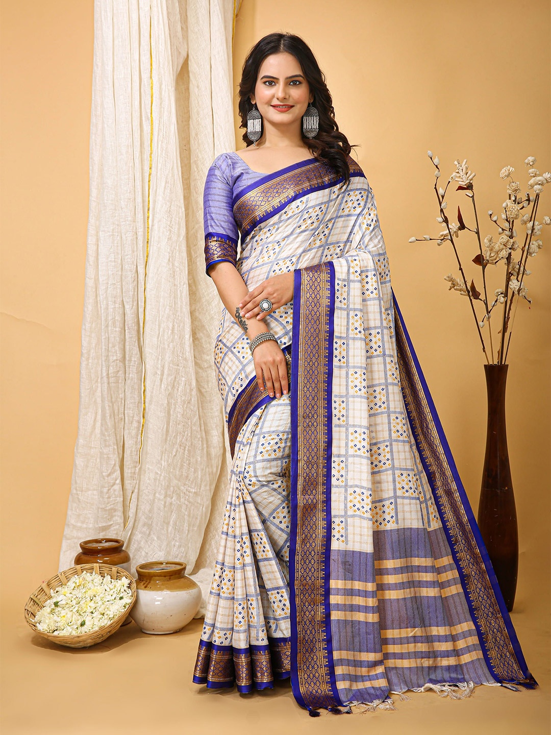 

KAYOMMI Bandhani Zari Pure Cotton Bandhani Saree, White